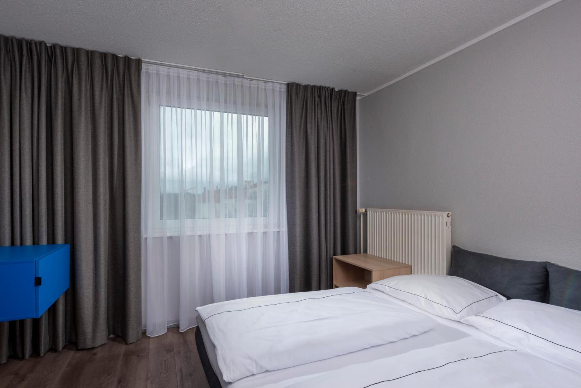 Apartament rodzinny typu Suite z 2 łóżkami pojedynczymi i sofą