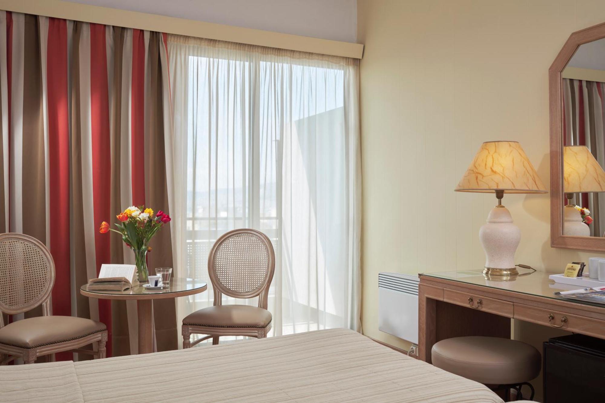 Comfort Room Acropolis View