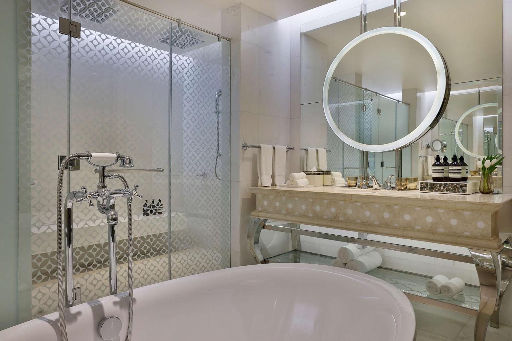 One-Bedroom Club Suite Sea View