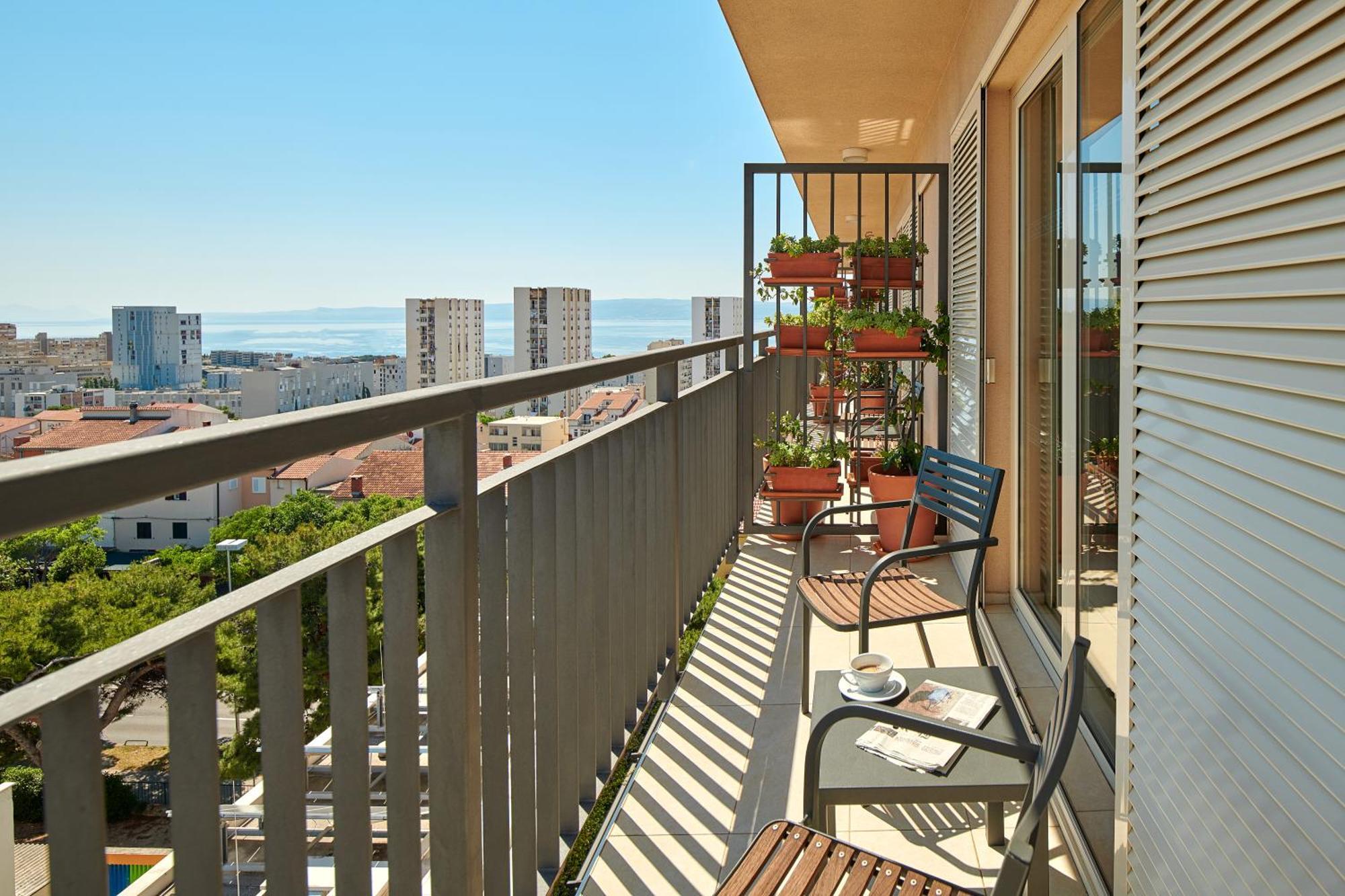 Classic Single Room Balcony City View