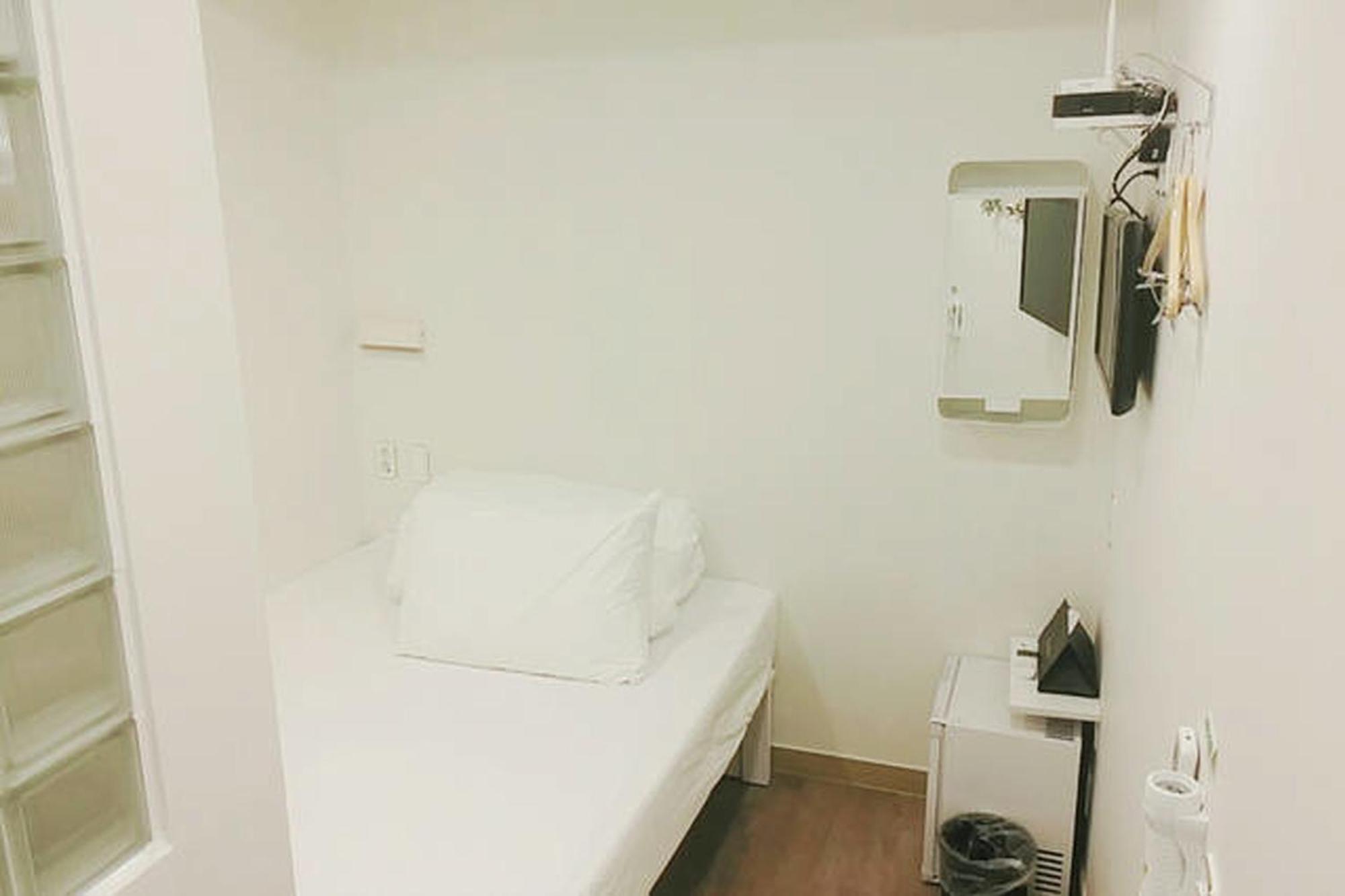 Standard Single Room Shower