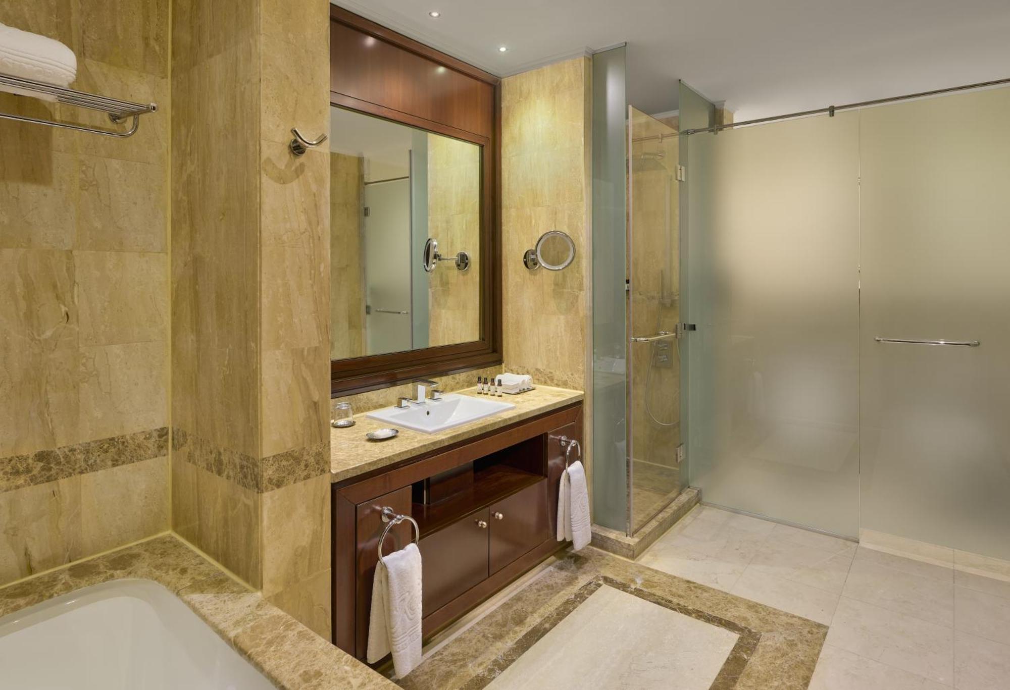 Grand Deluxe Pool Room