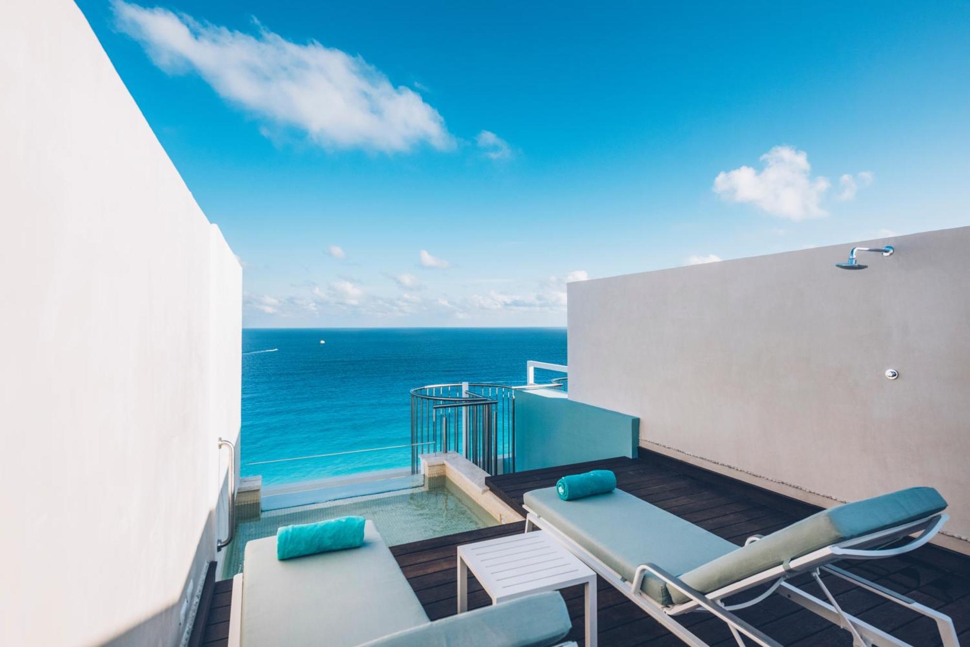 Junior Suite Ocean Front Roof Top