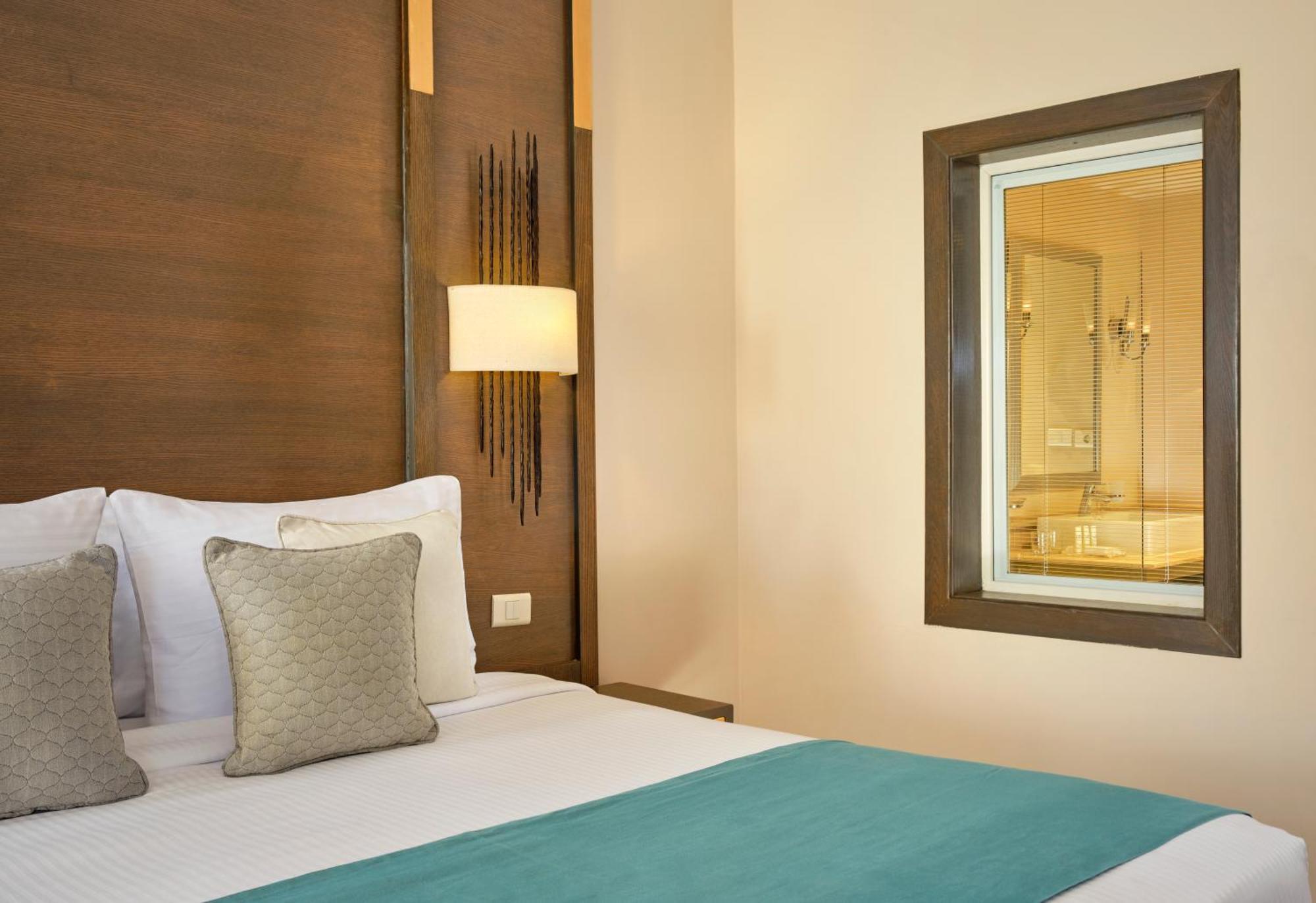 Family Swim-Up Room