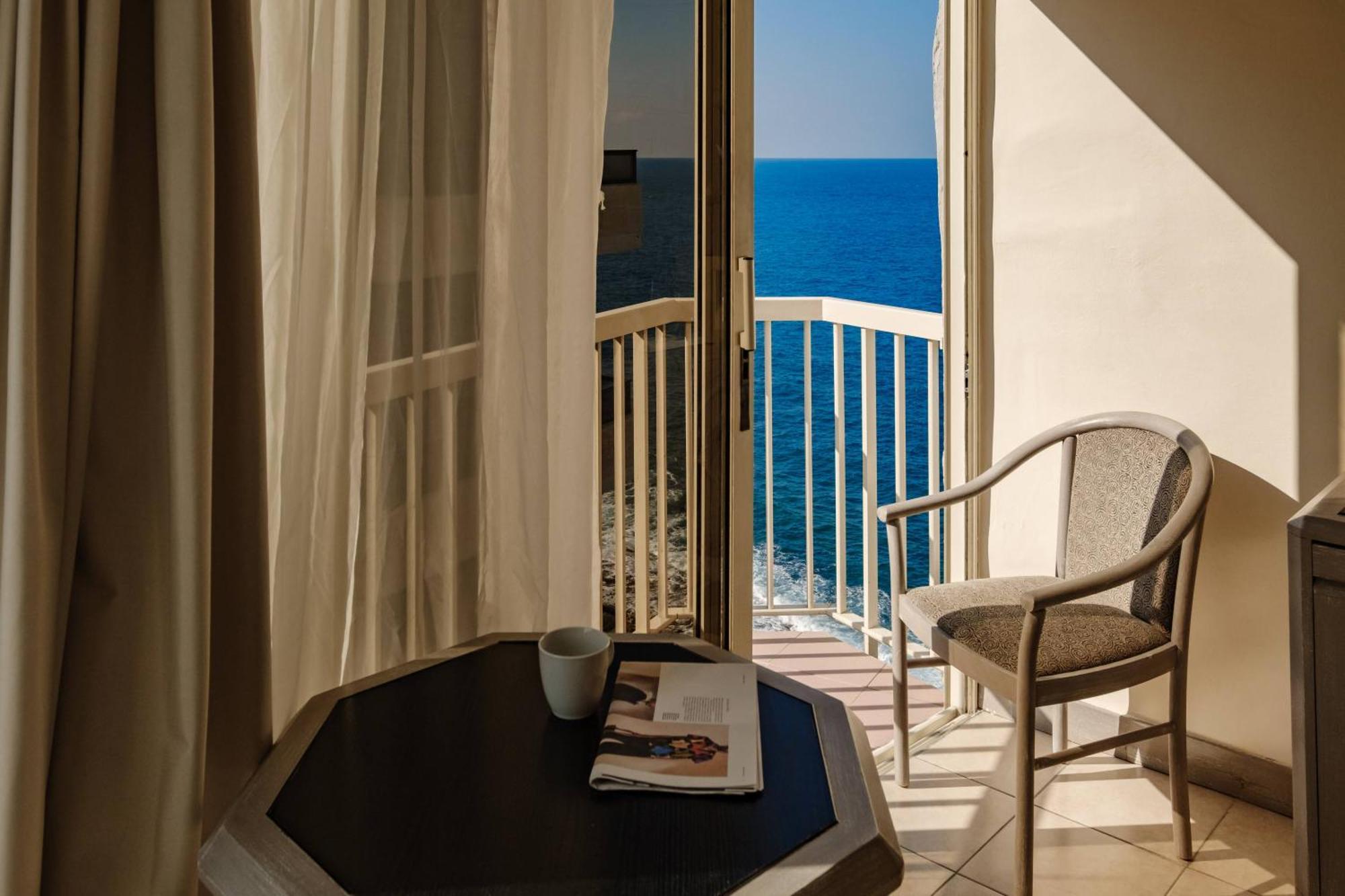 Double or Twin Room Lateral Sea View