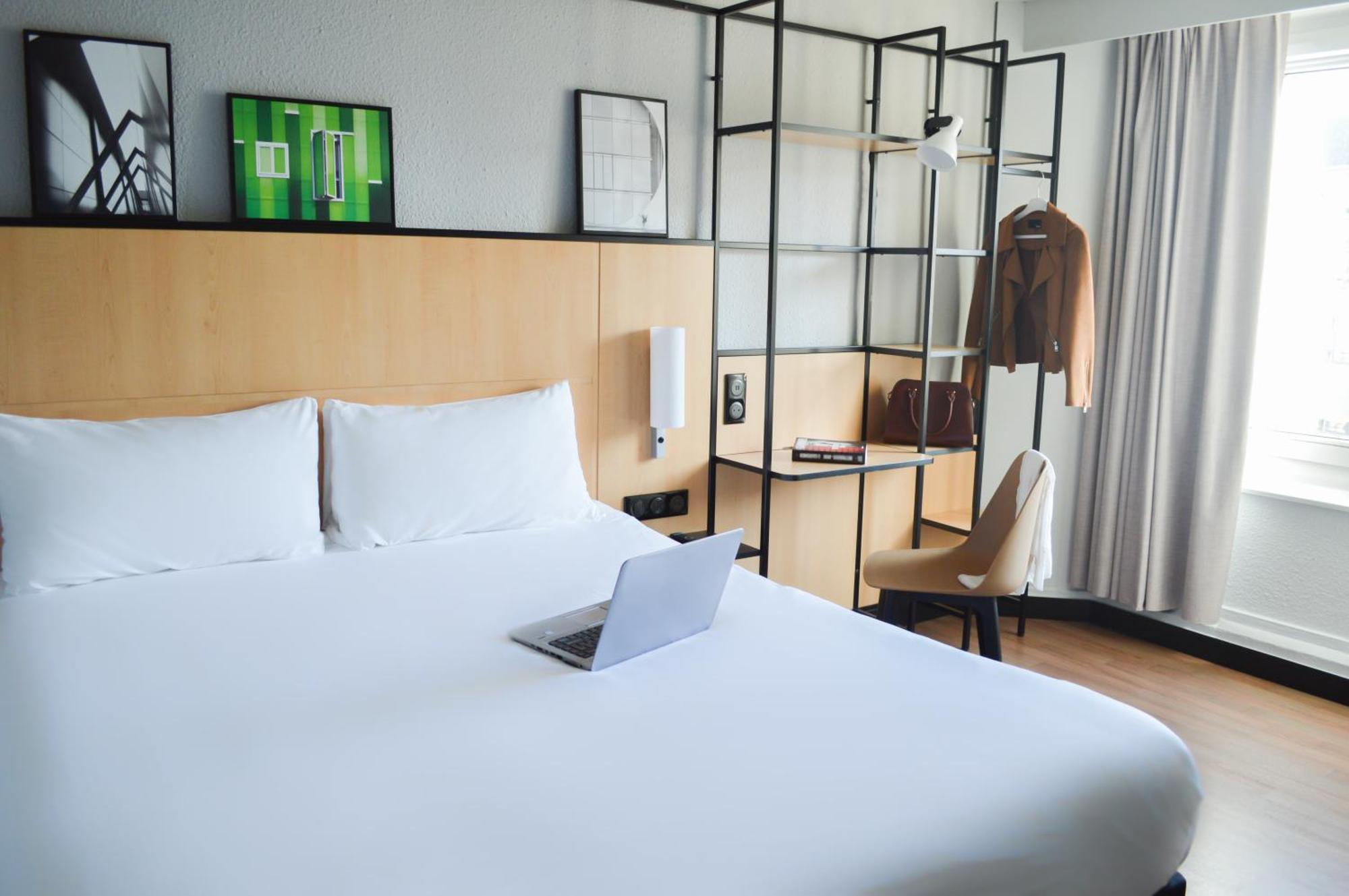 Comfort Room Eiffel Tower View
