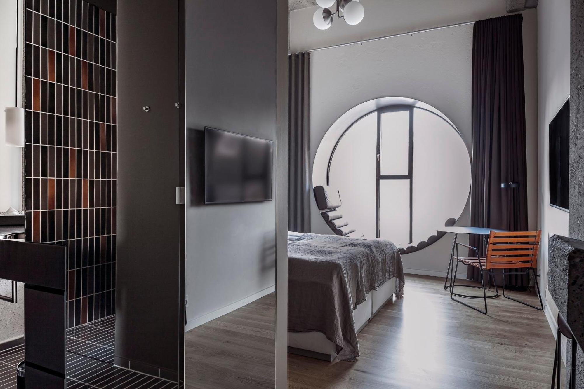 Deluxe Double Room Round Window