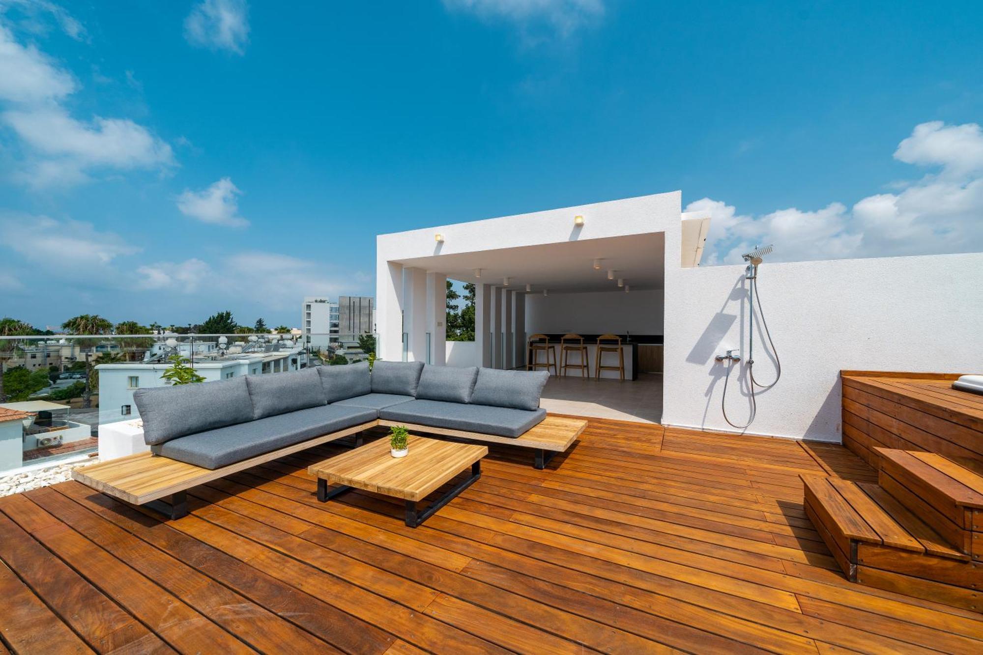 Executive Three-Bedroom Penthouse Sea view & Jacuzzi