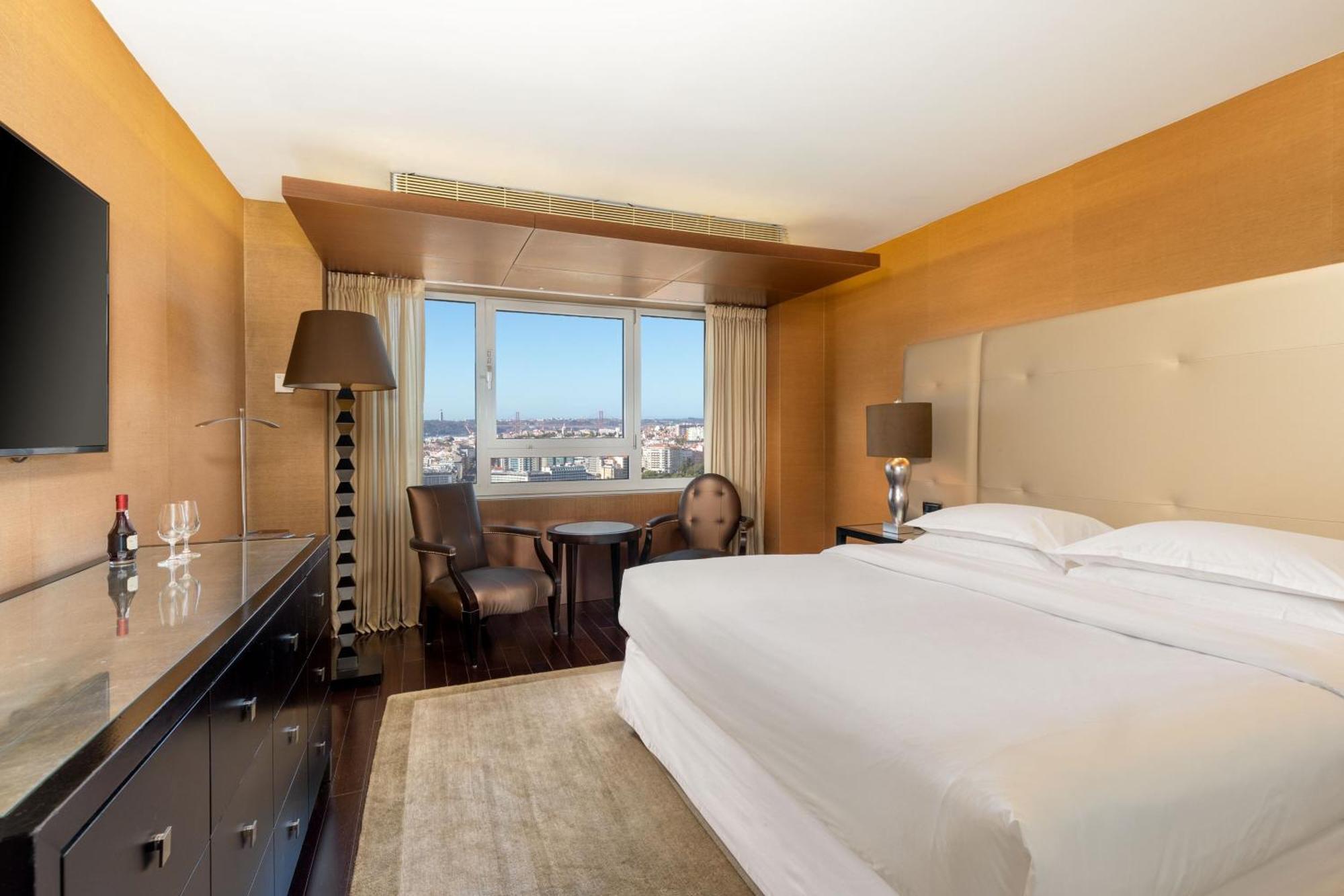 Executive Suite Club lounge access 1 Queen Skyline view