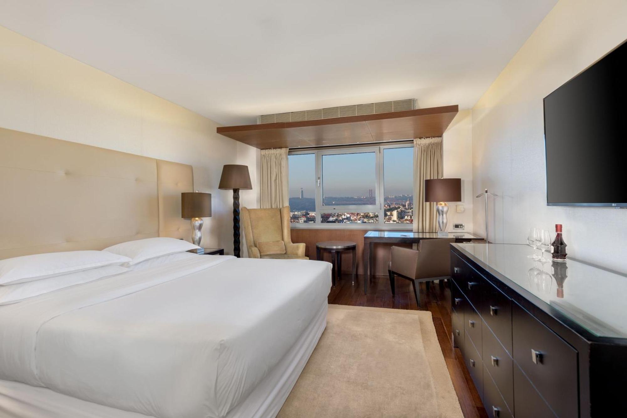 Club Queen Room