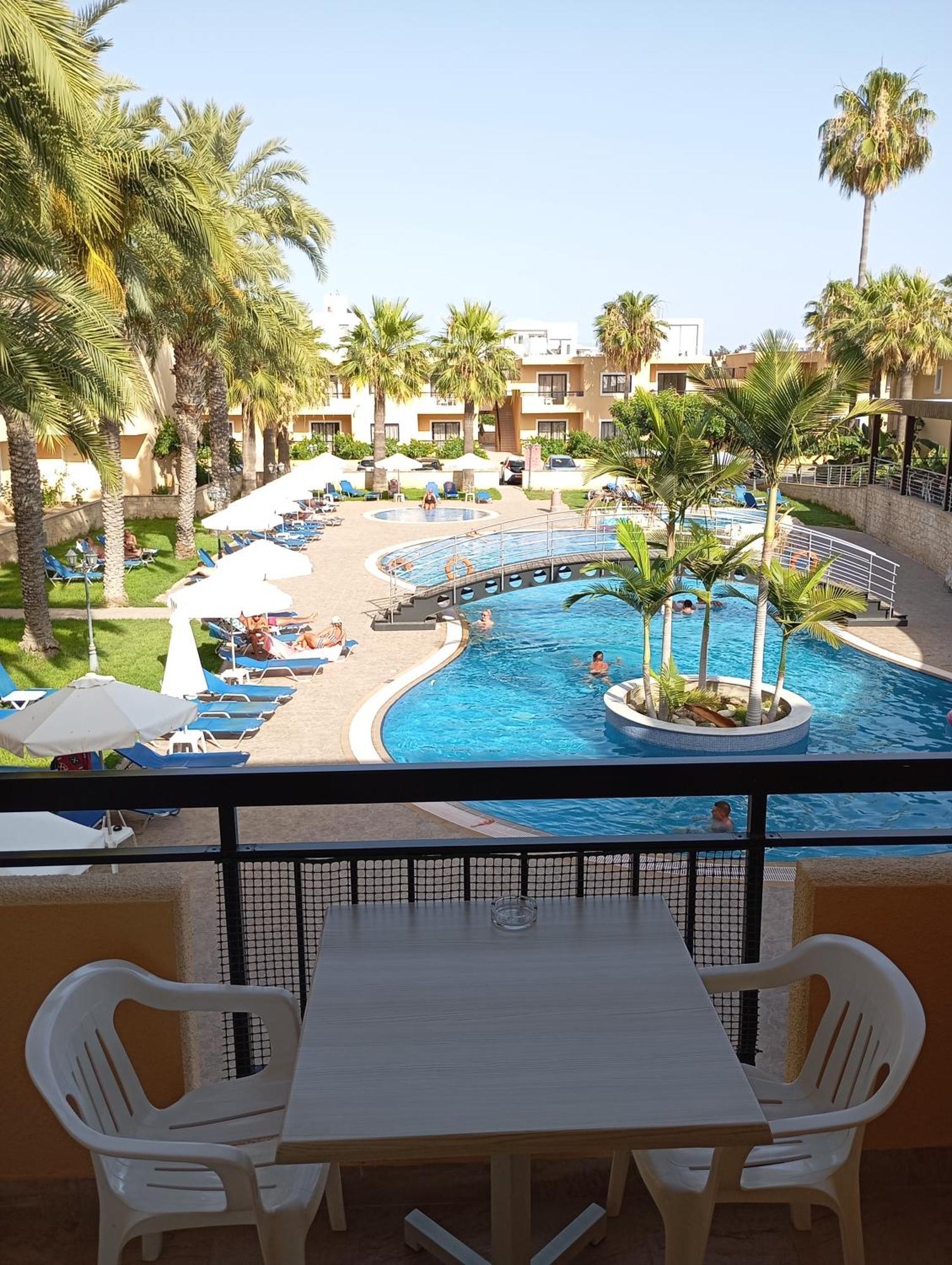 One-Bedroom Apartment Pool View,1592885000:JPEG