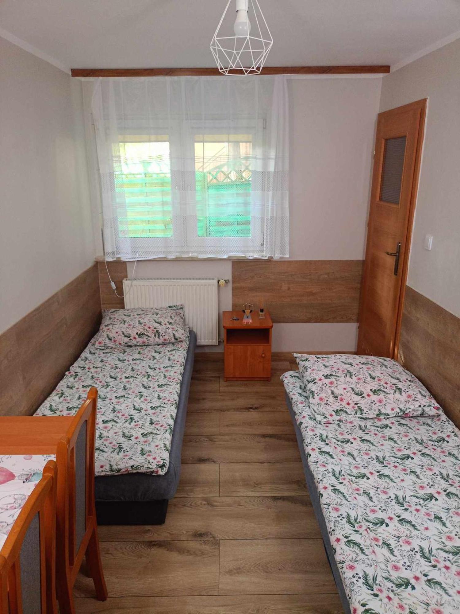Mały pokój z 2 łóżkami pojedynczymi