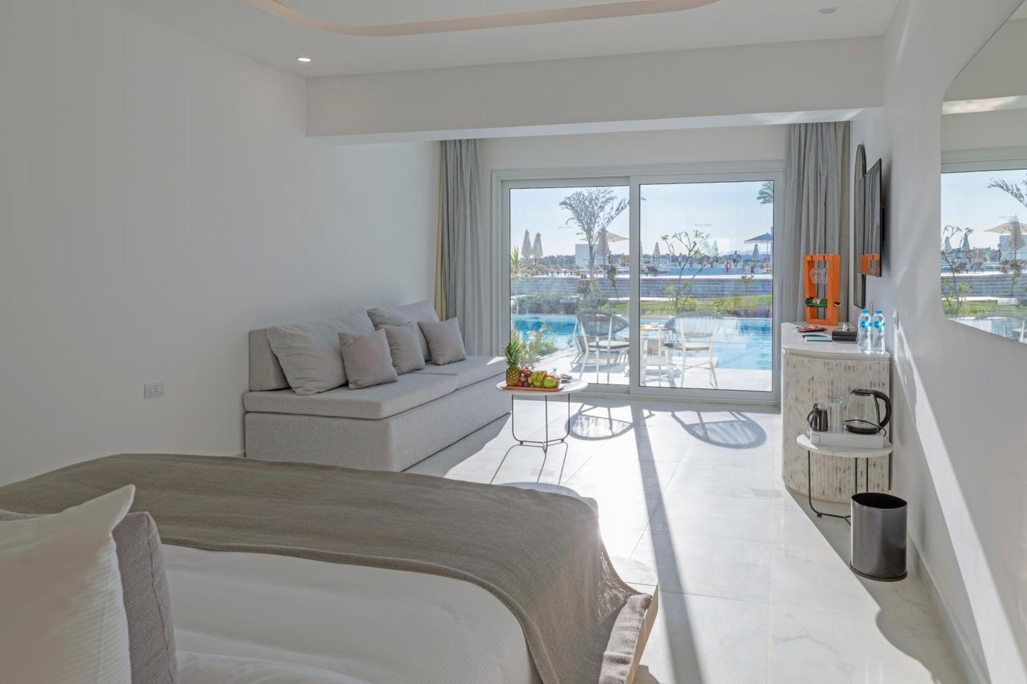Deluxe Swim-Up Room