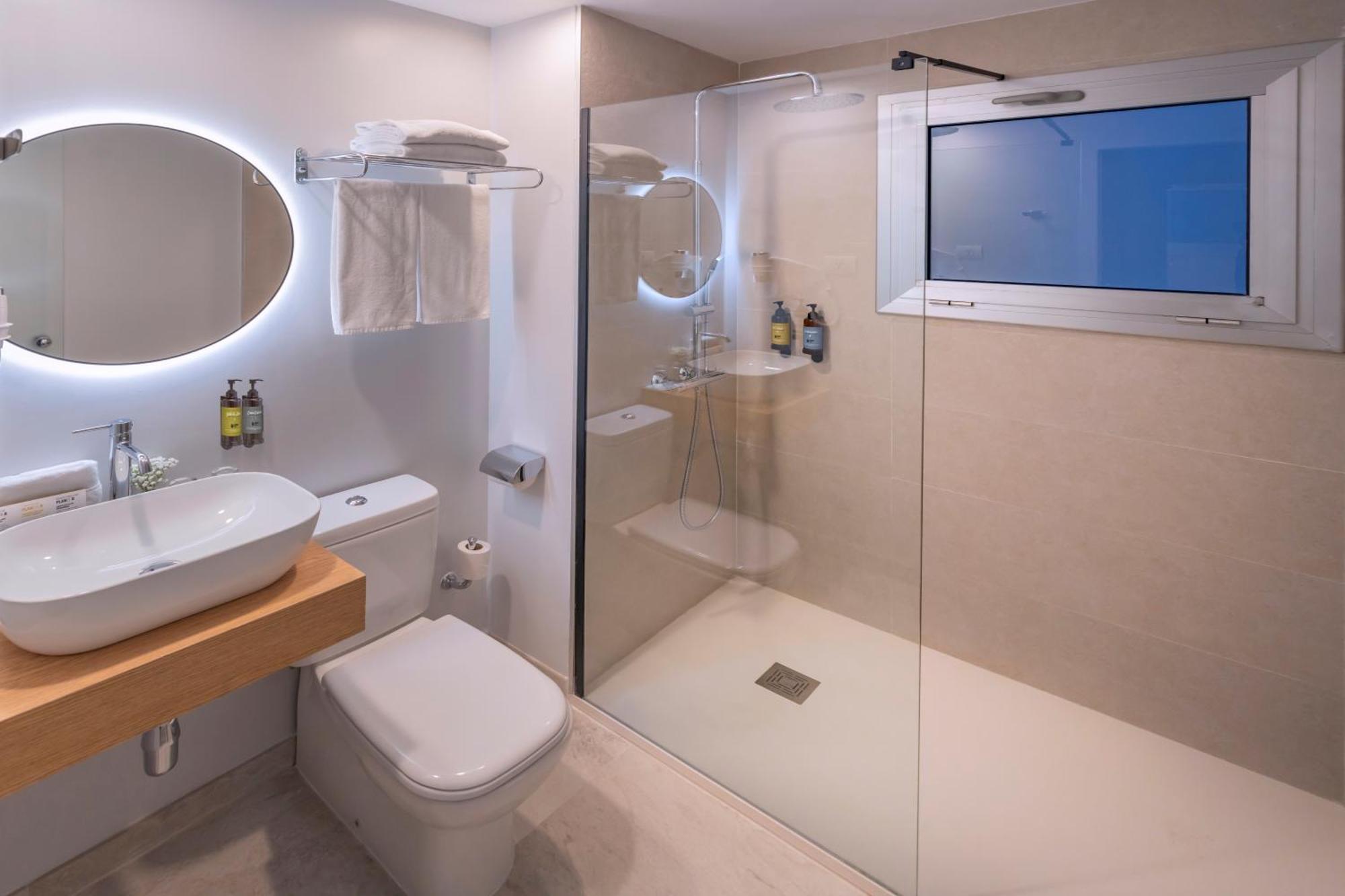 Small Double Room,1710287613:JPEG