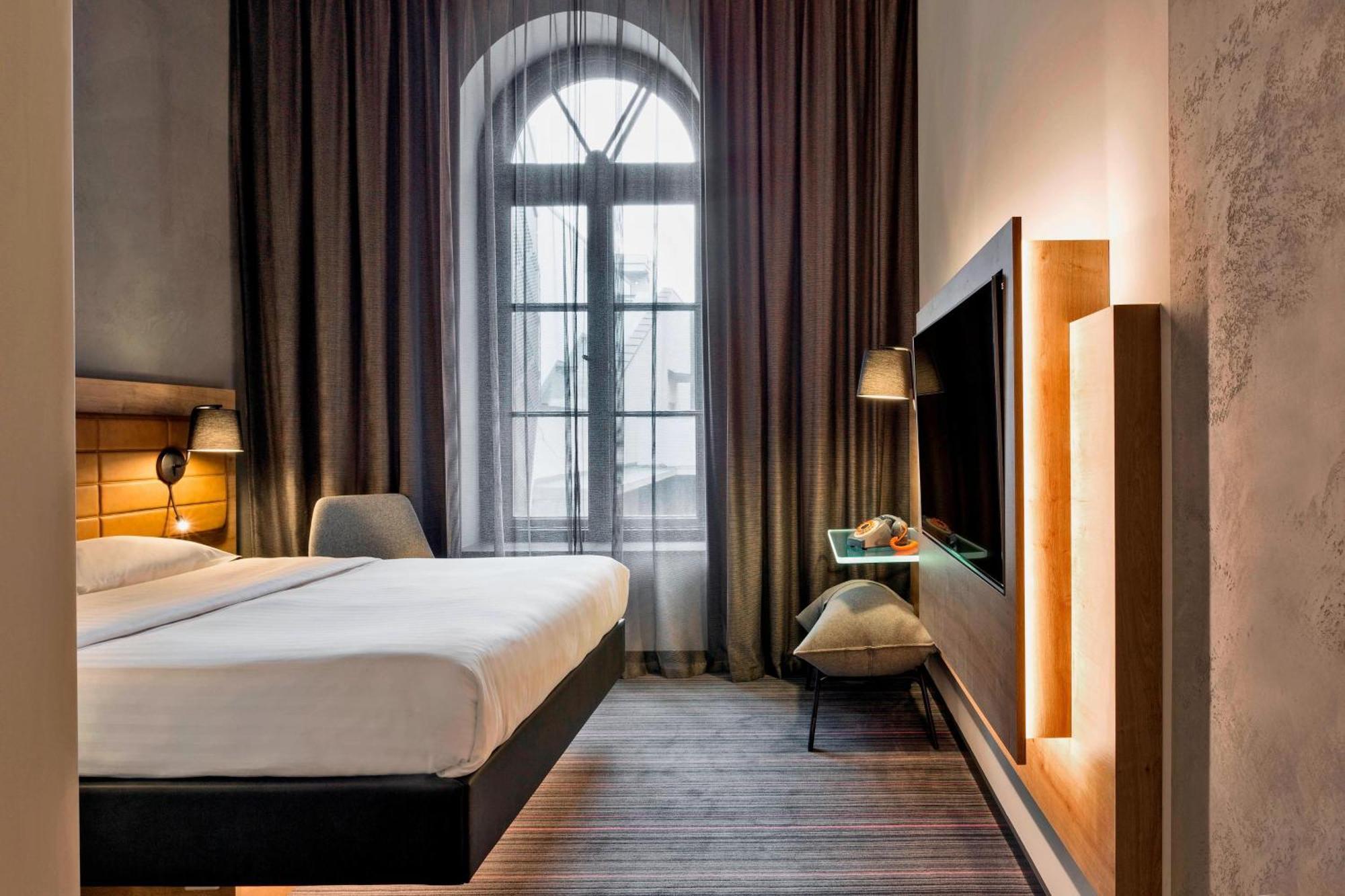 Moxy Queen Room