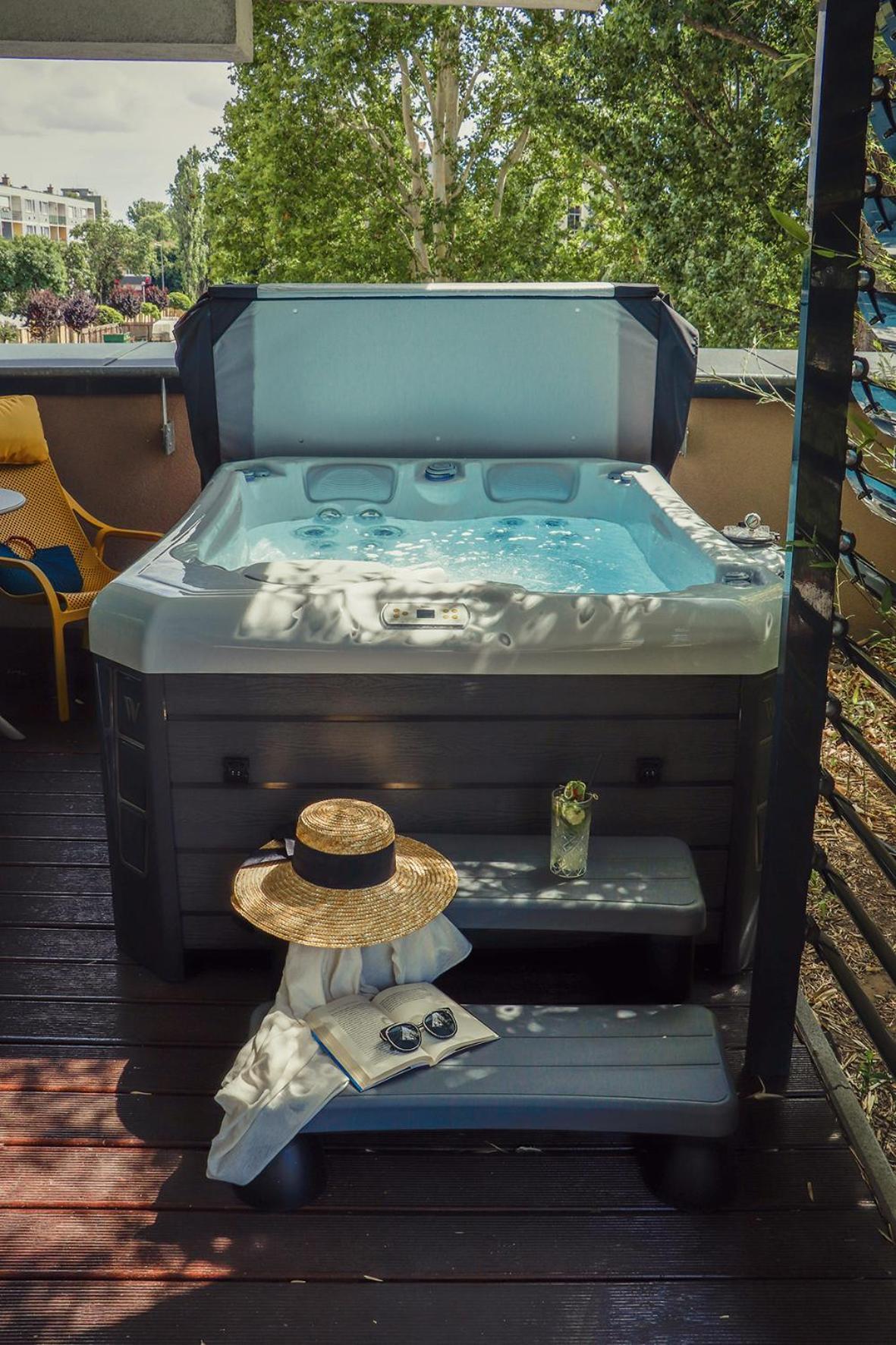 Deluxe Suite Spa Bath