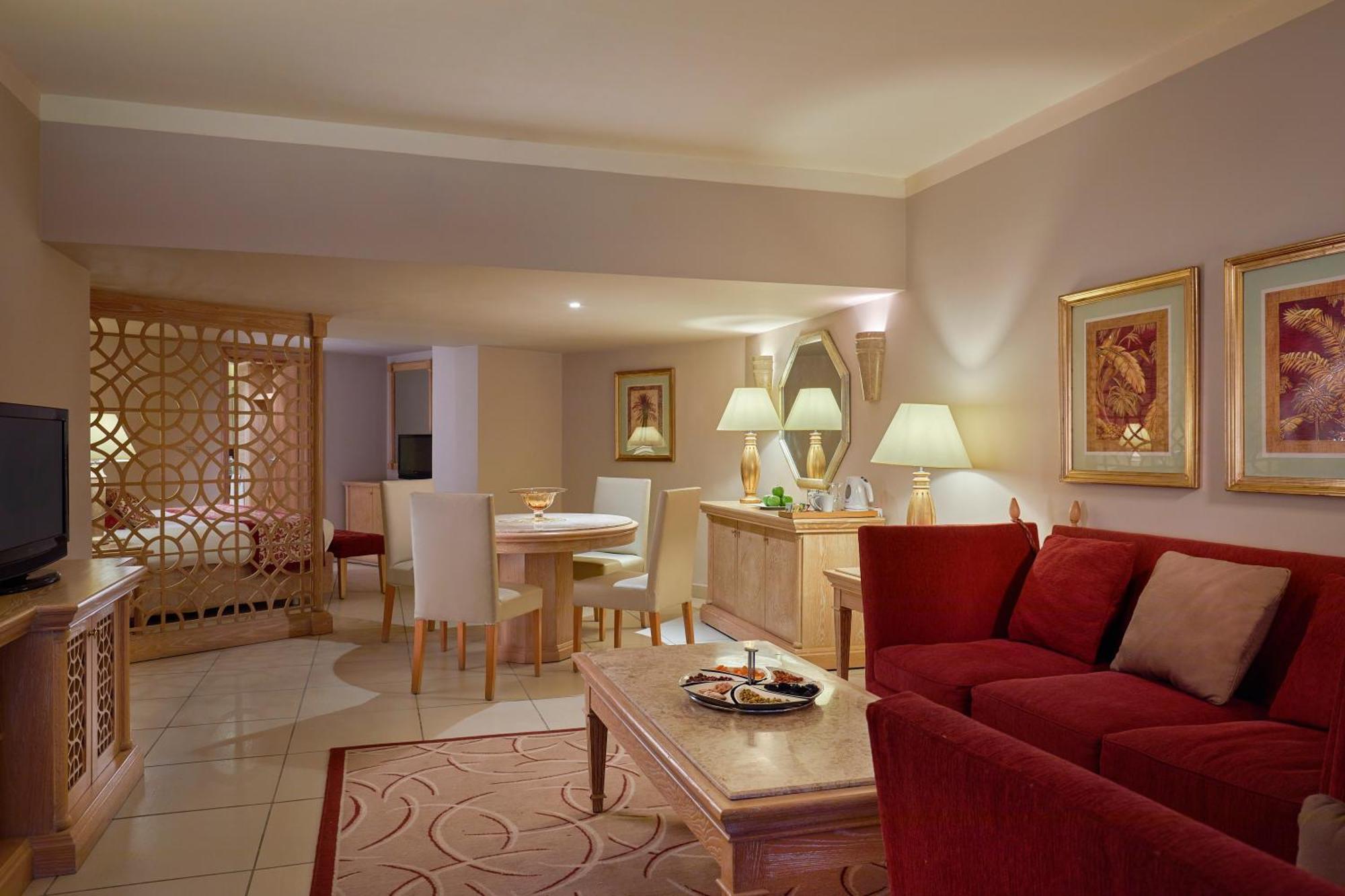 Executive Suite Queen Bed Garden View