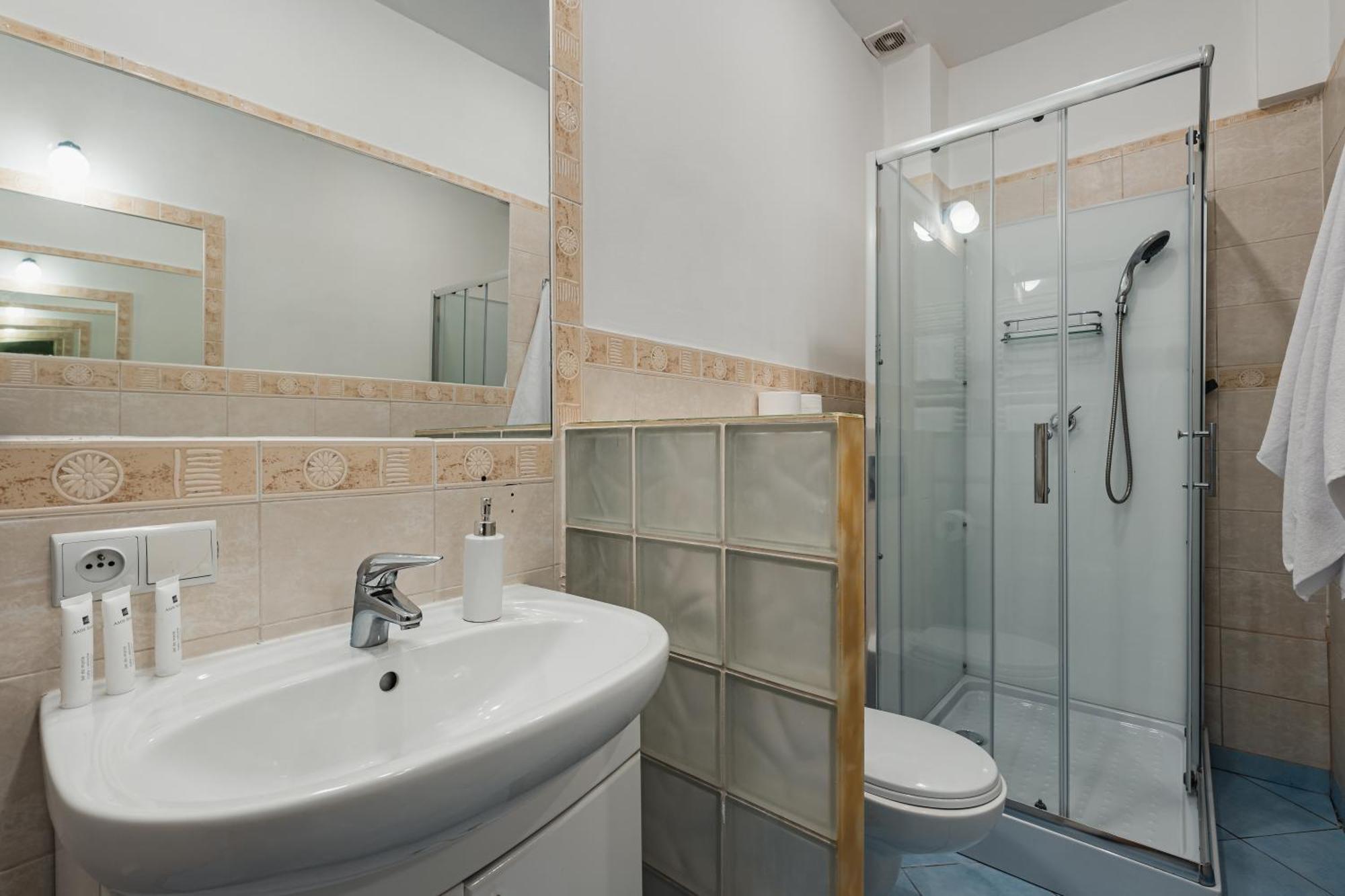 Economy Quadruple Room,1602429007:JPEG