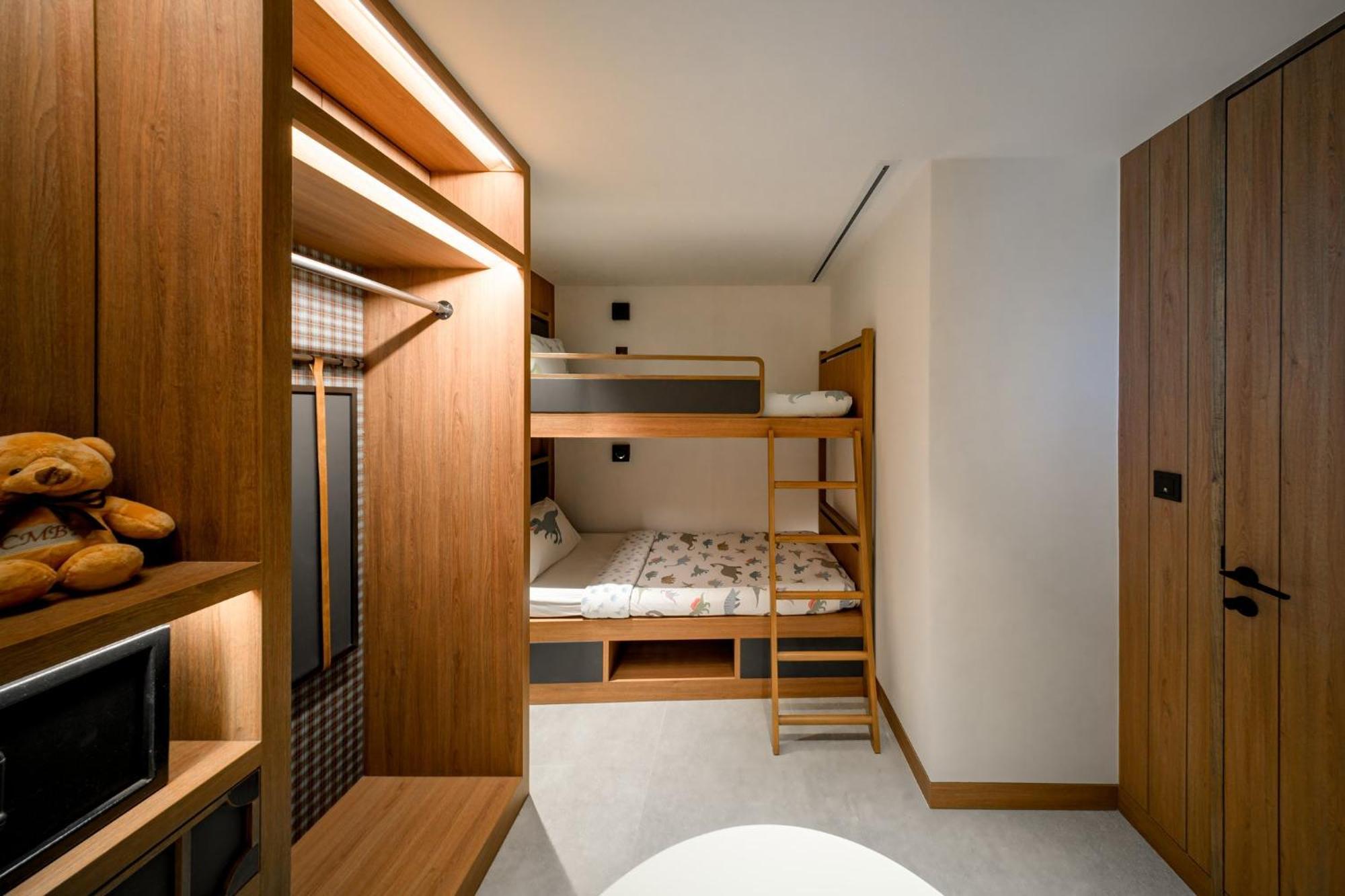 Apartament rodzinny typu Mirage Suite z łóżkiem typu king-size i łóżkiem piętrowym