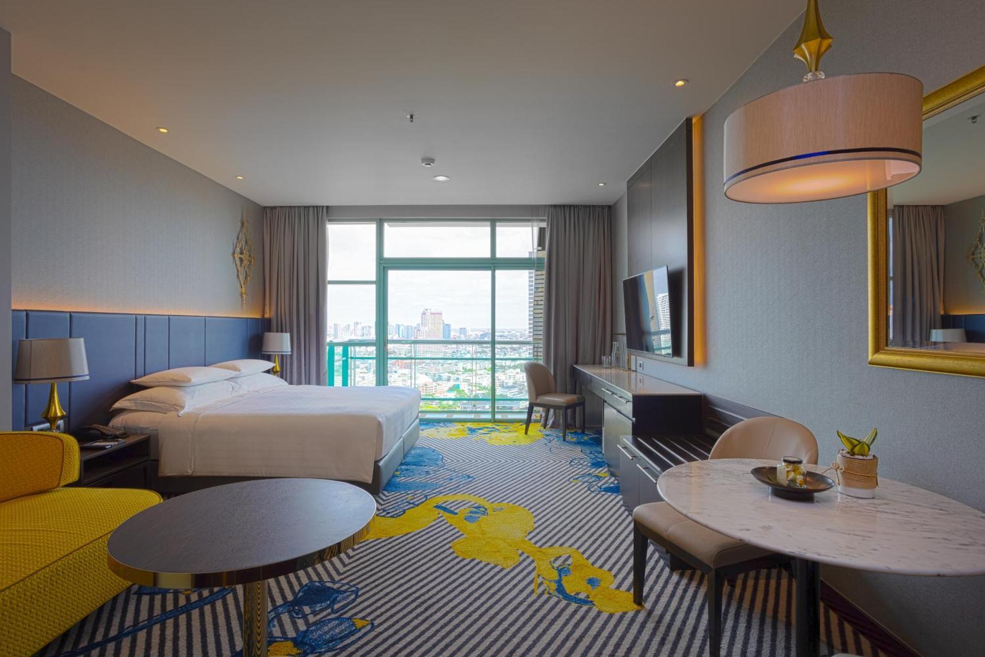 Pokój typu Grand Deluxe Club z łóżkiem typu king-size oraz widokiem na rzekę