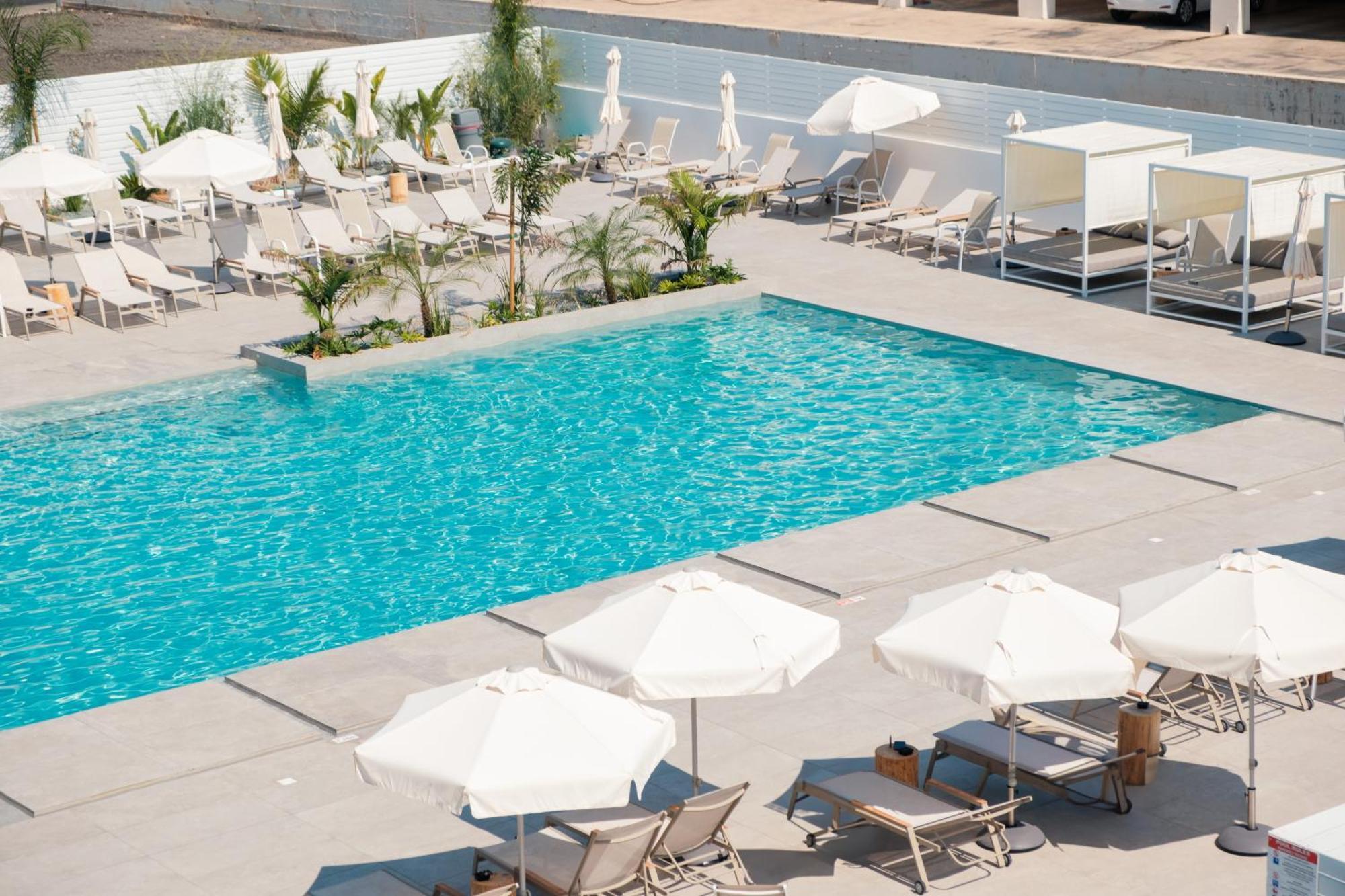 Deluxe Double or Twin Room Pool View