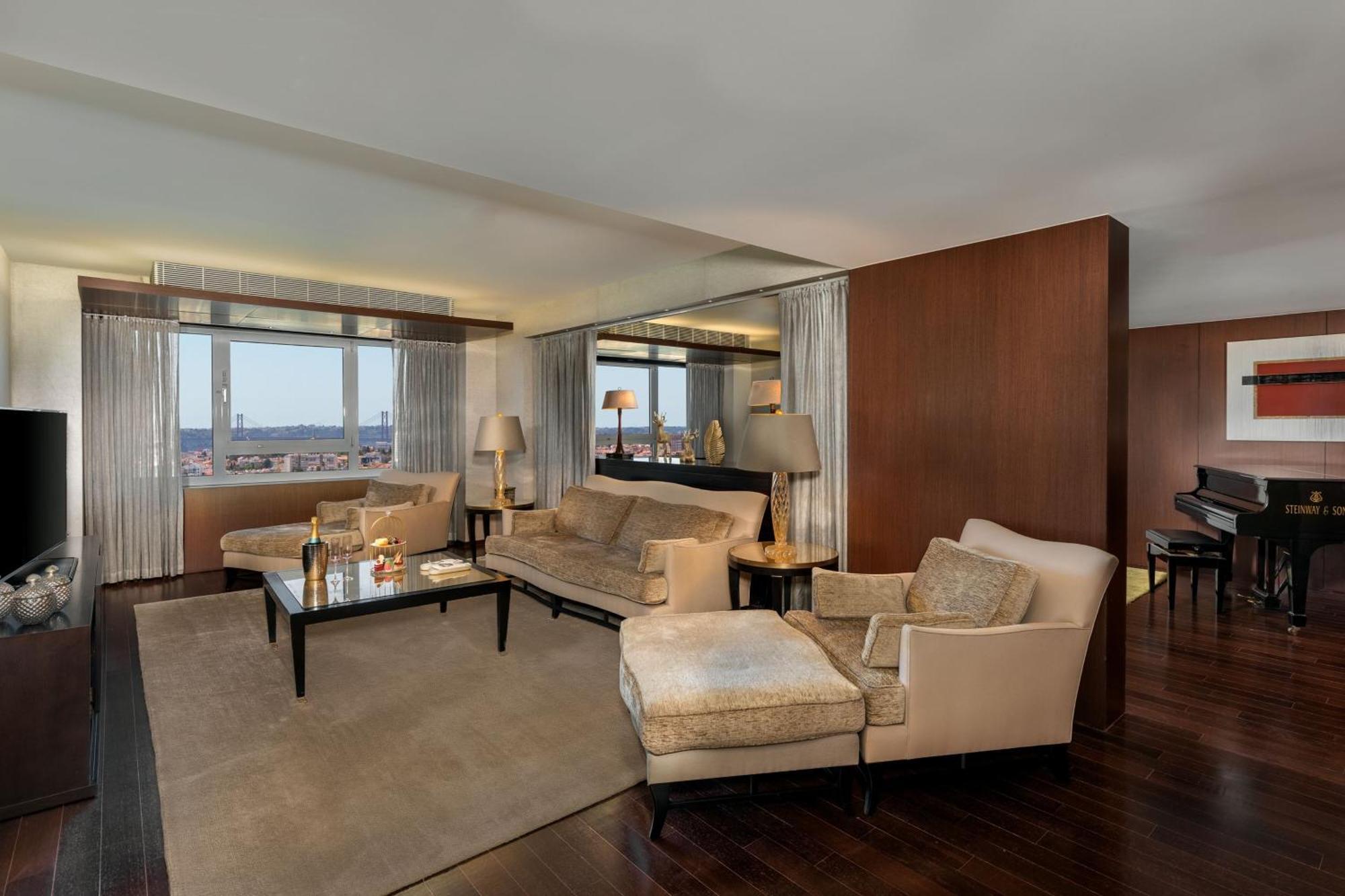 Presidential Suite Club lounge access 1 King Skyline view