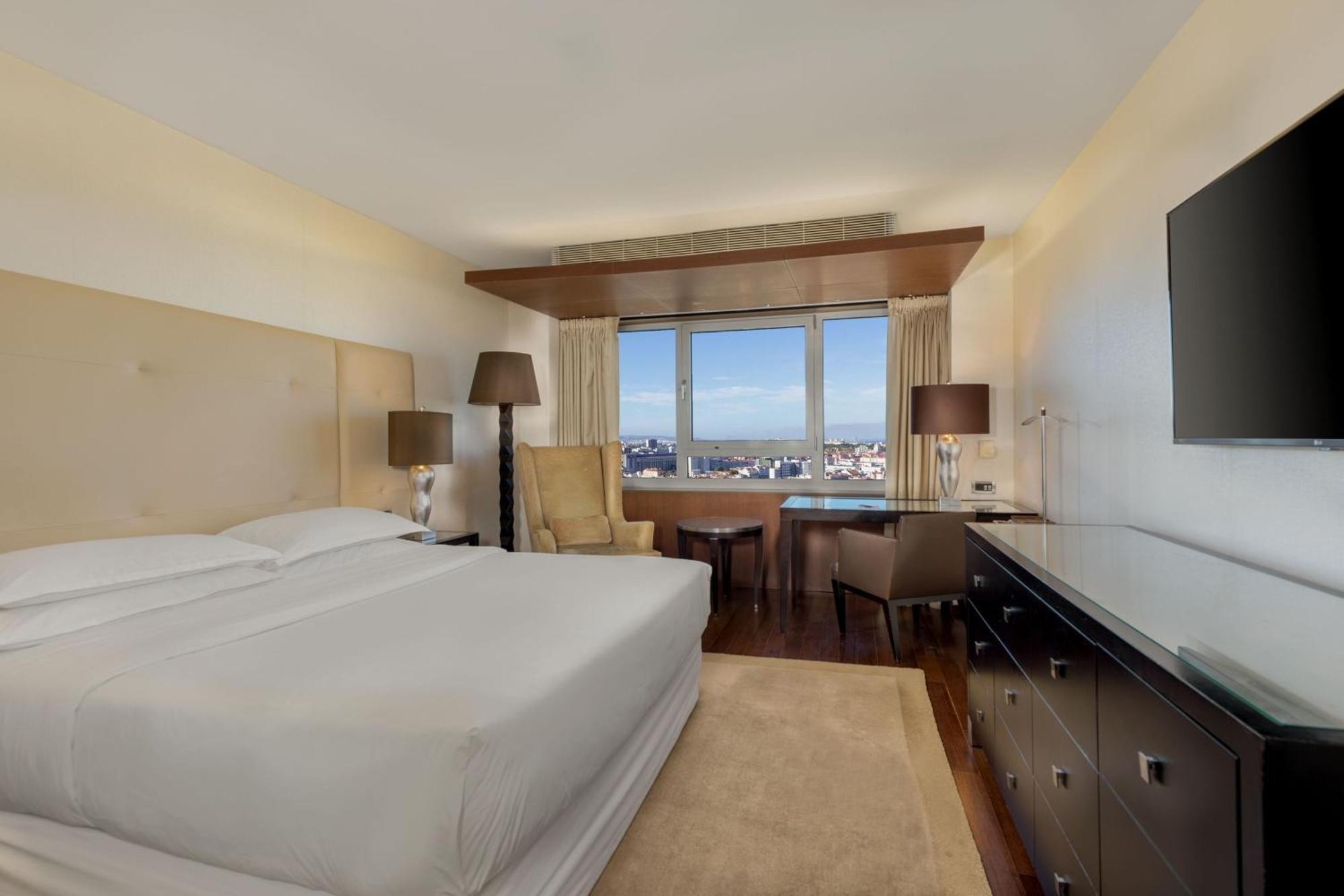 Club Queen Room