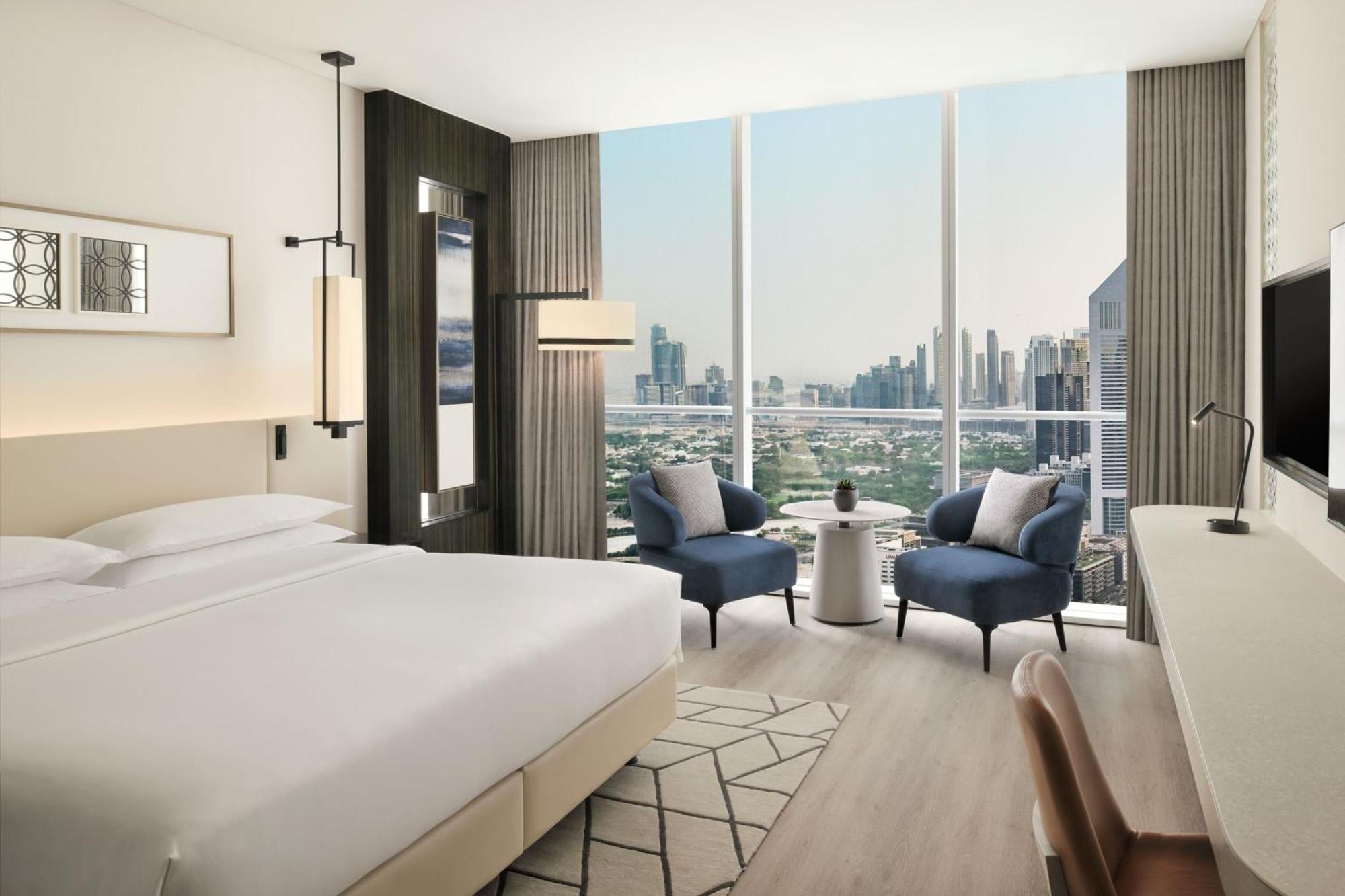 Executive Suite Club lounge access 1 King Skyline view