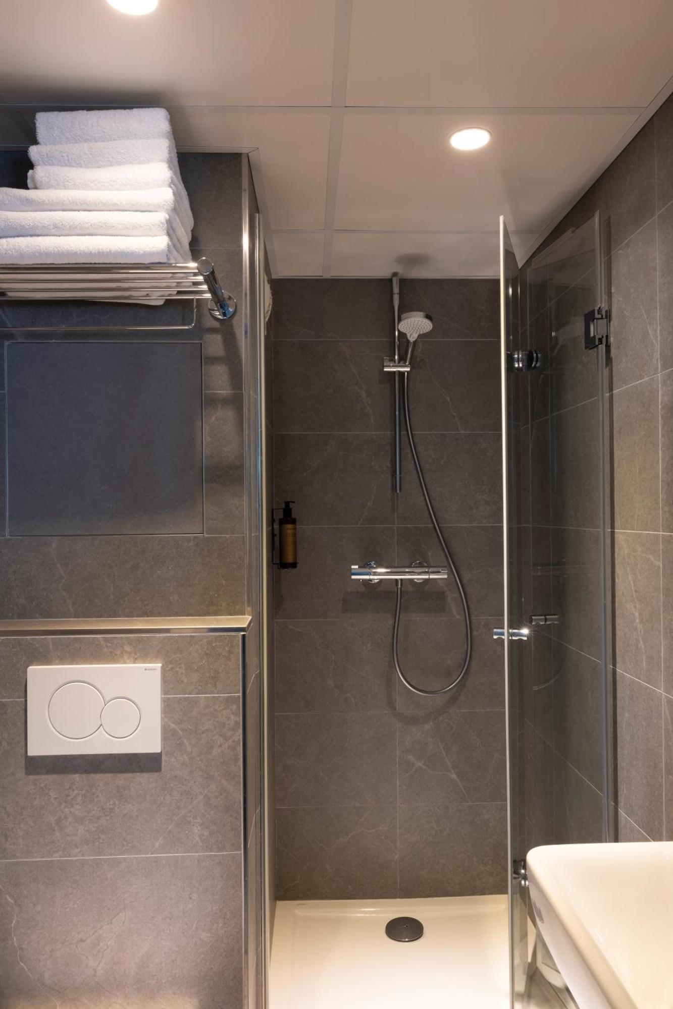 Quadruple Room Shower
