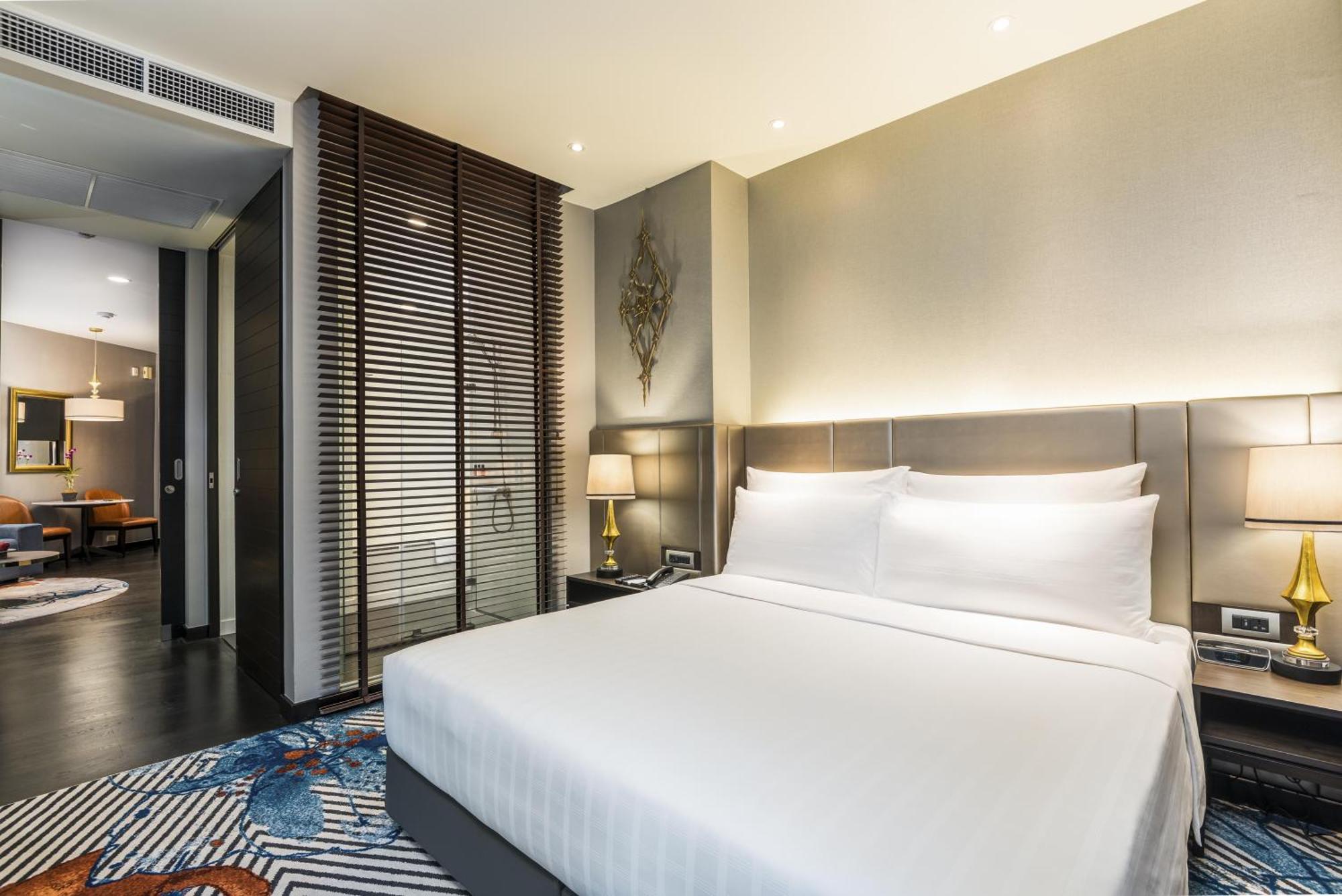 Apartament typu Club Suite z 1 sypialnią z łóżkiem typu king-size oraz widokiem na miasto