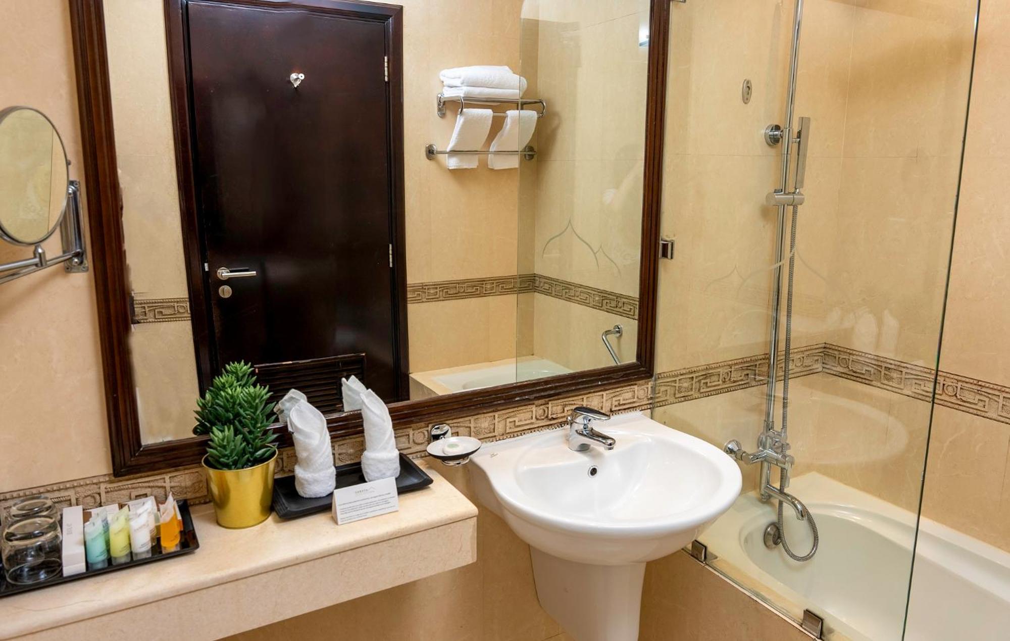 Deluxe King Room Corniche View
