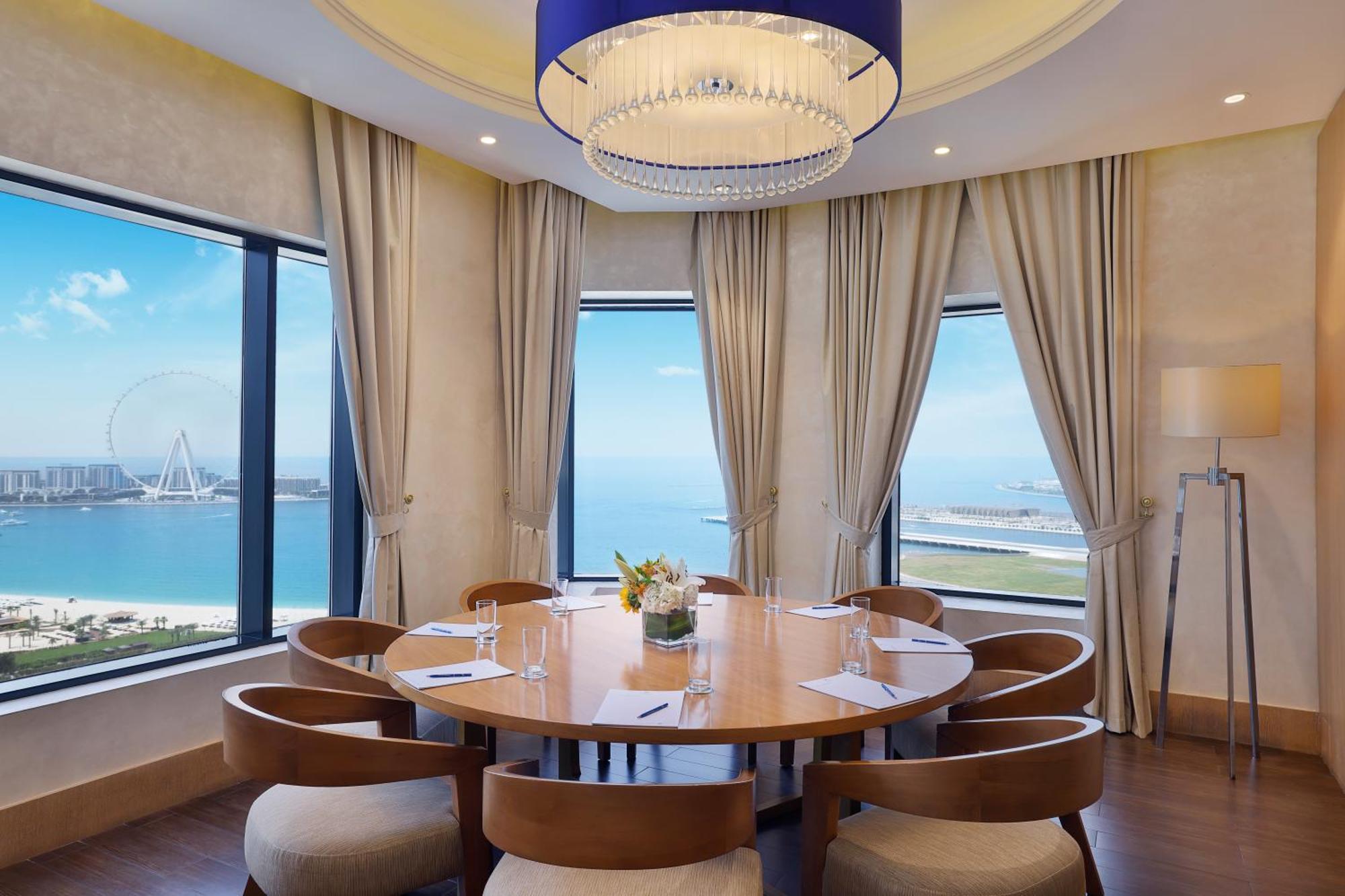 Club Oceanfront Room2 Twin or Single Beds Complimentary Access to Executive Lounge Access Afternoon Tea Happy Hour