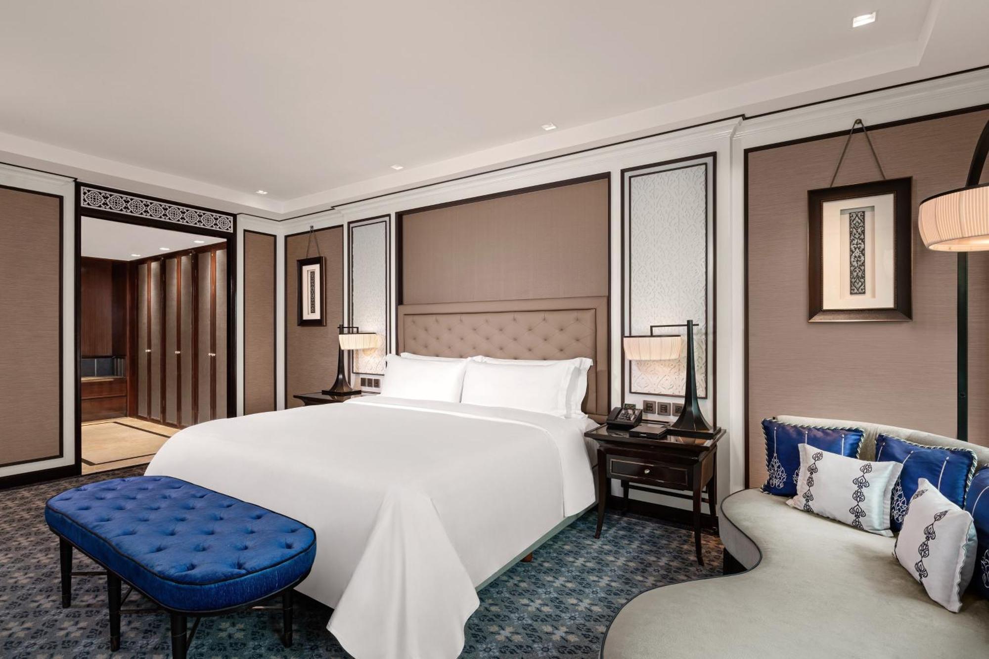 Apartament typu Royal Club Suite z łóżkiem typu king-size, widokiem na miasto i dostępem do salonu klubowego