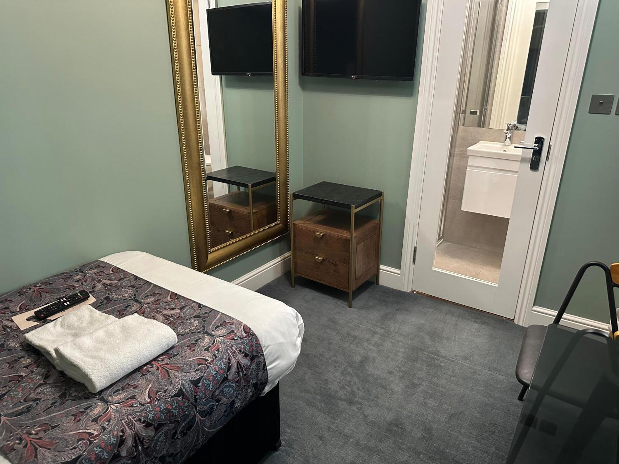 Deluxe Single Room