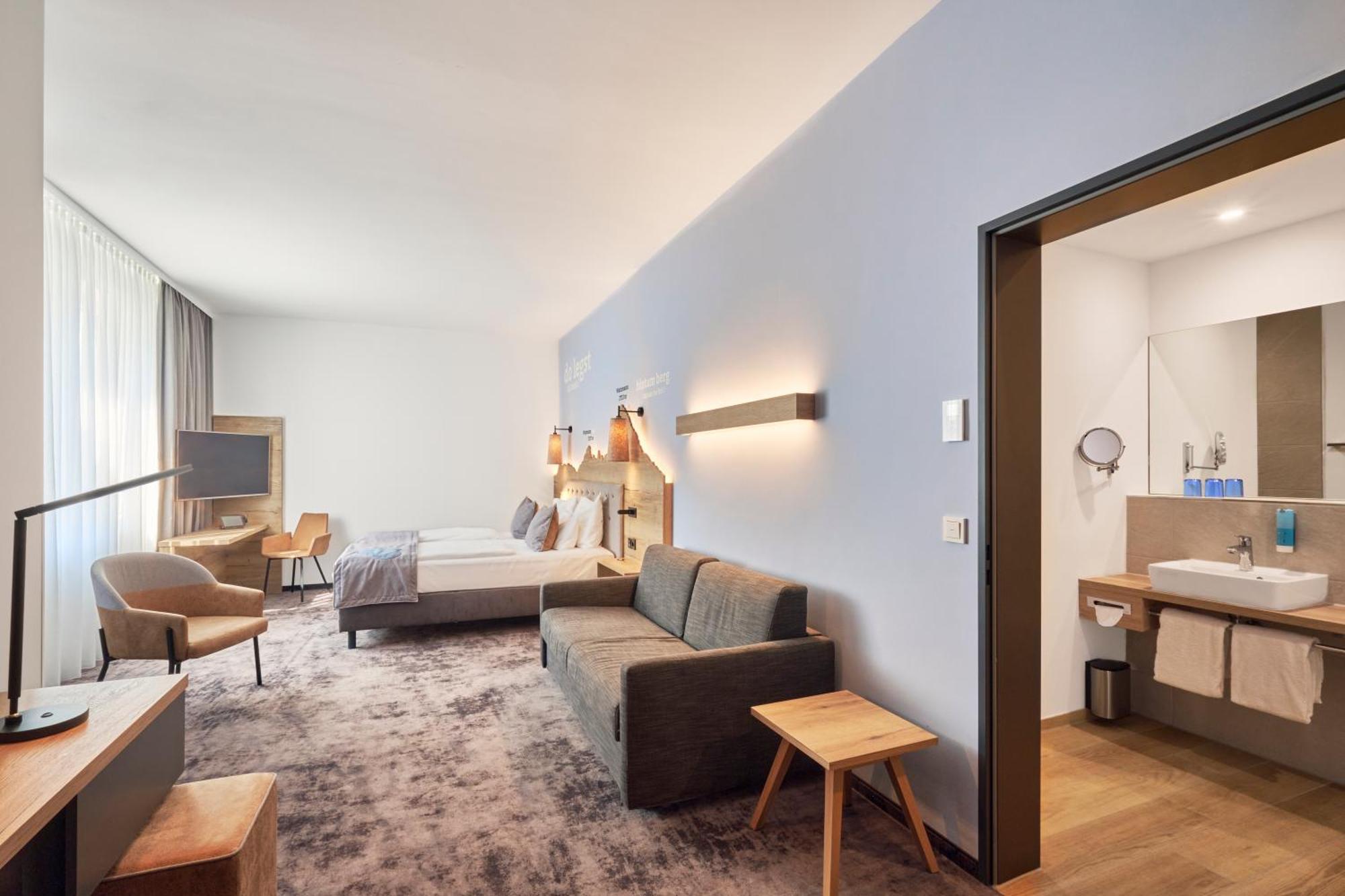 Apartament typu Junior Suite z kabiną prysznicową i rozkładaną sofą