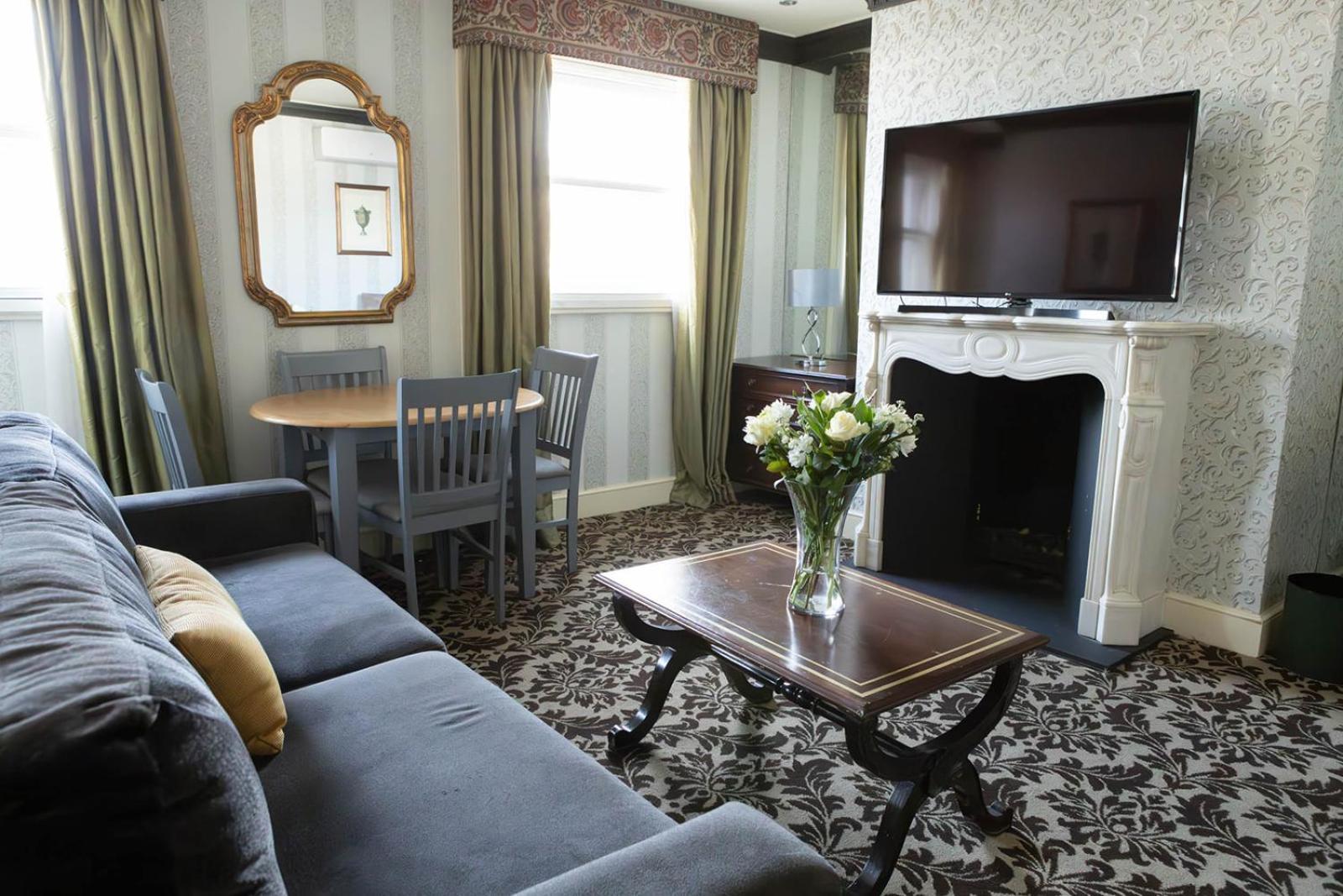Deluxe One Bedroom Suite Kitchenette
