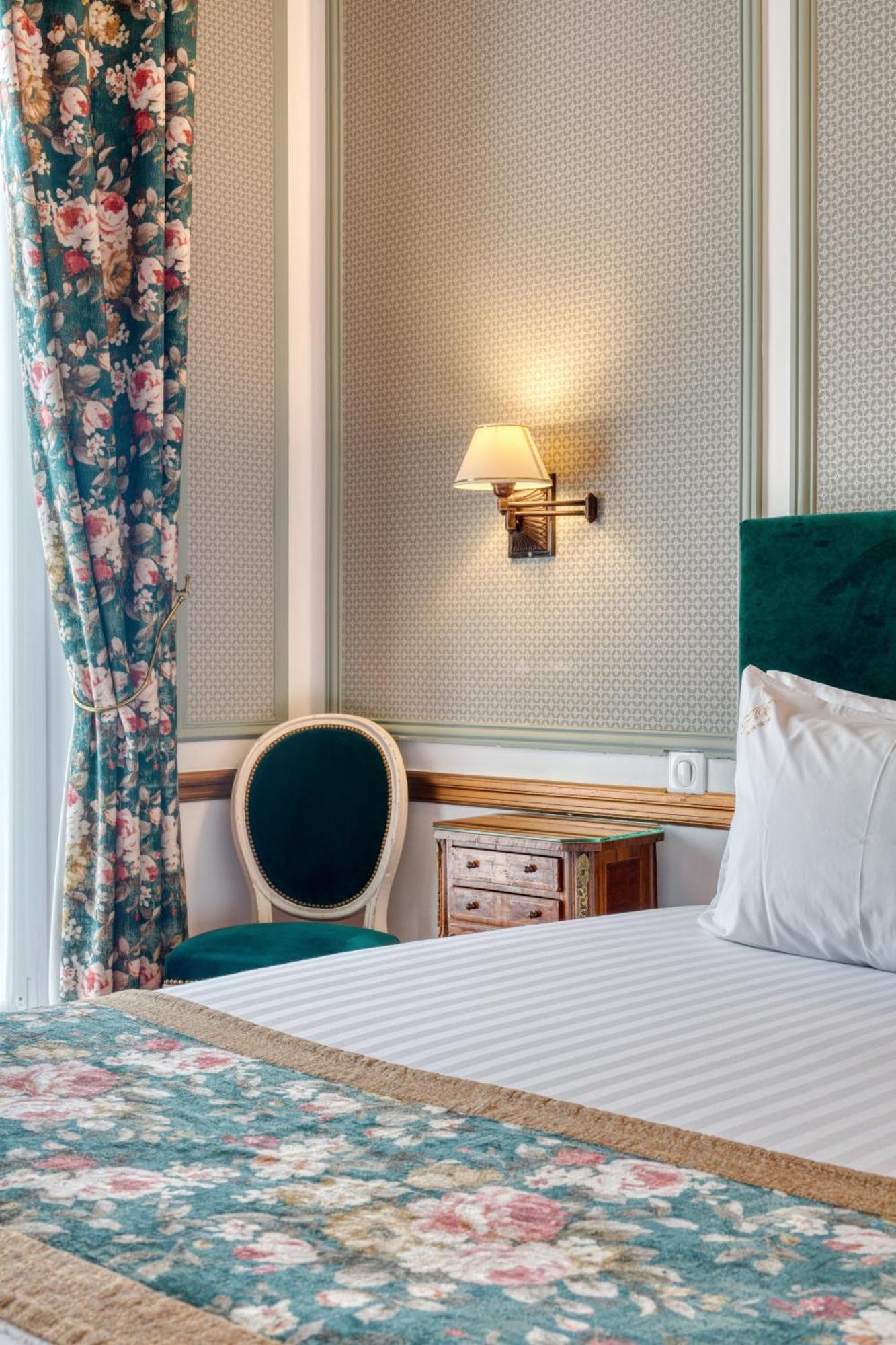 Superior Double Room Balcony Arc de Triomphe View