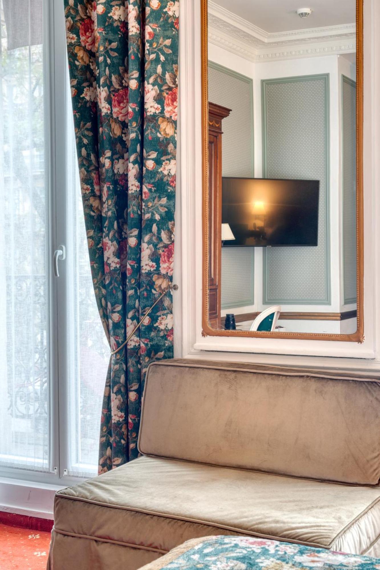 Superior Double Room Balcony Arc de Triomphe View