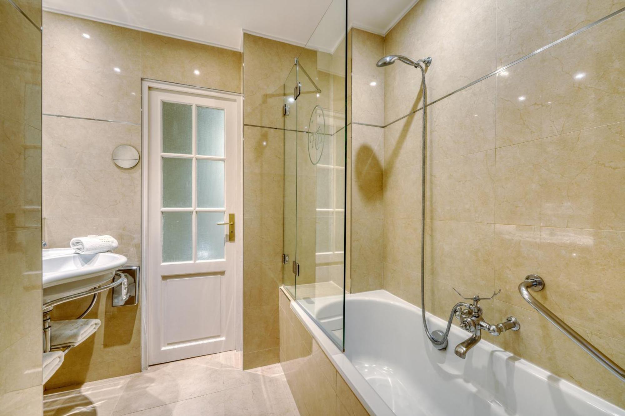 Standard Twin Room Arc de Triomphe View