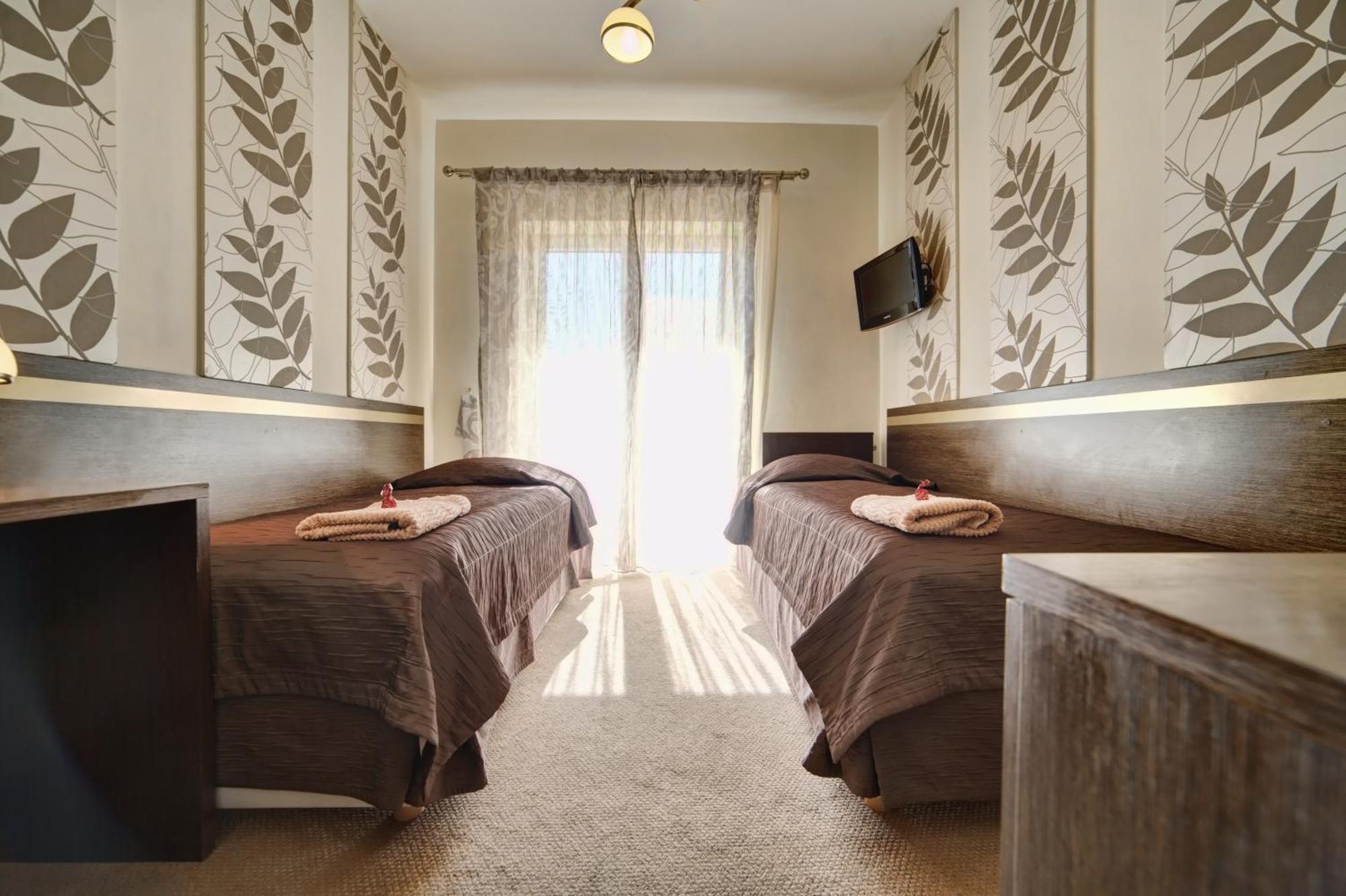 Twin Room,1627219121:JPEG