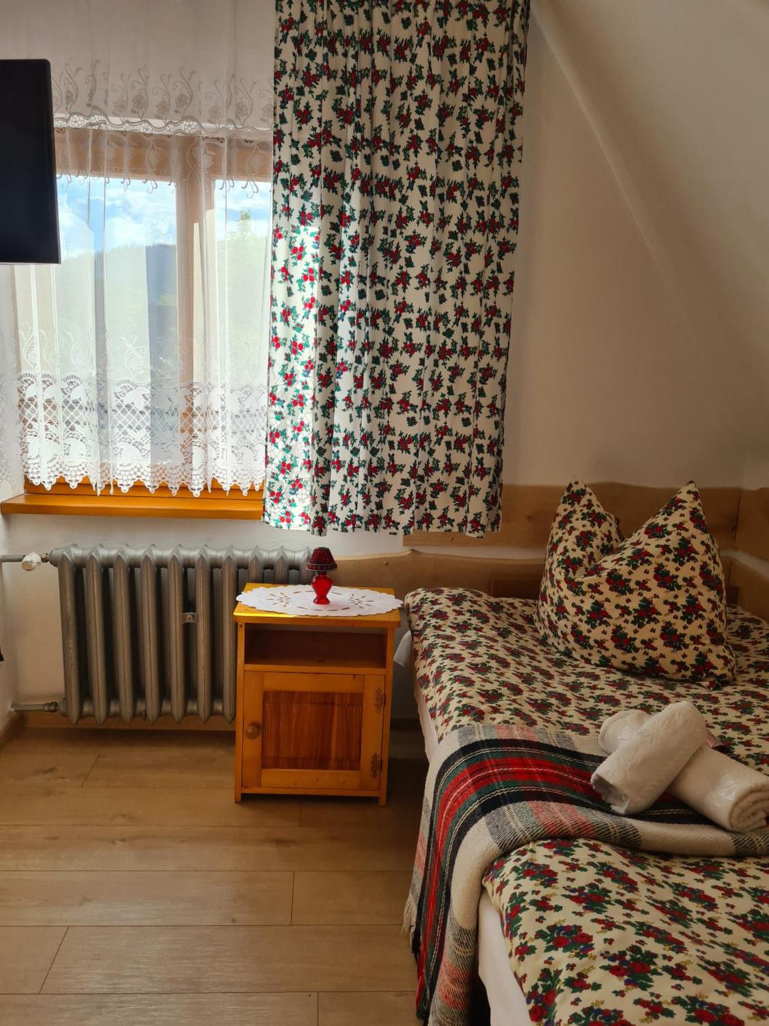 Pokój czteroosobowy z widokiem na góry