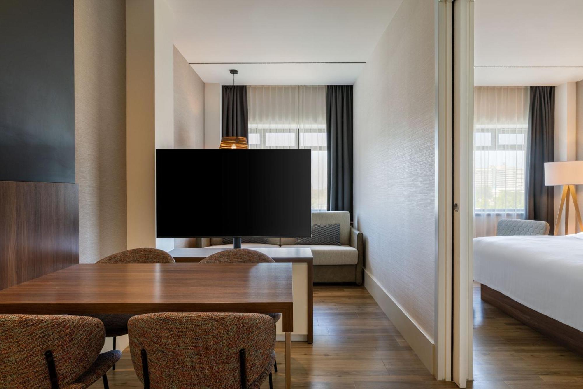 One Bedroom Suite 1 Kingsize Bed Sofabed