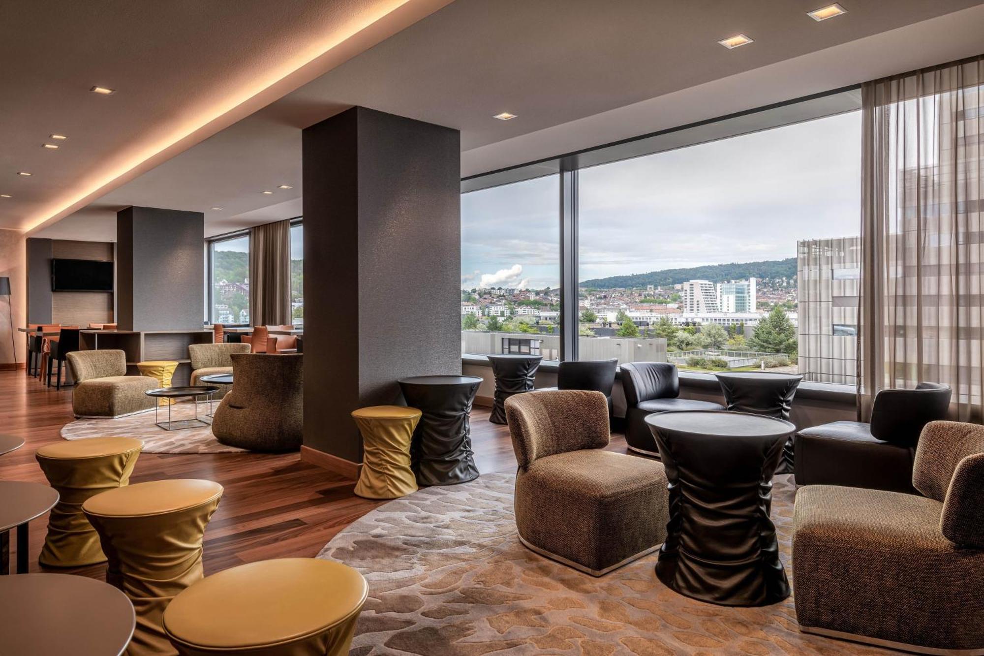 Executive Suite separated Livingroom Club Lounge Access