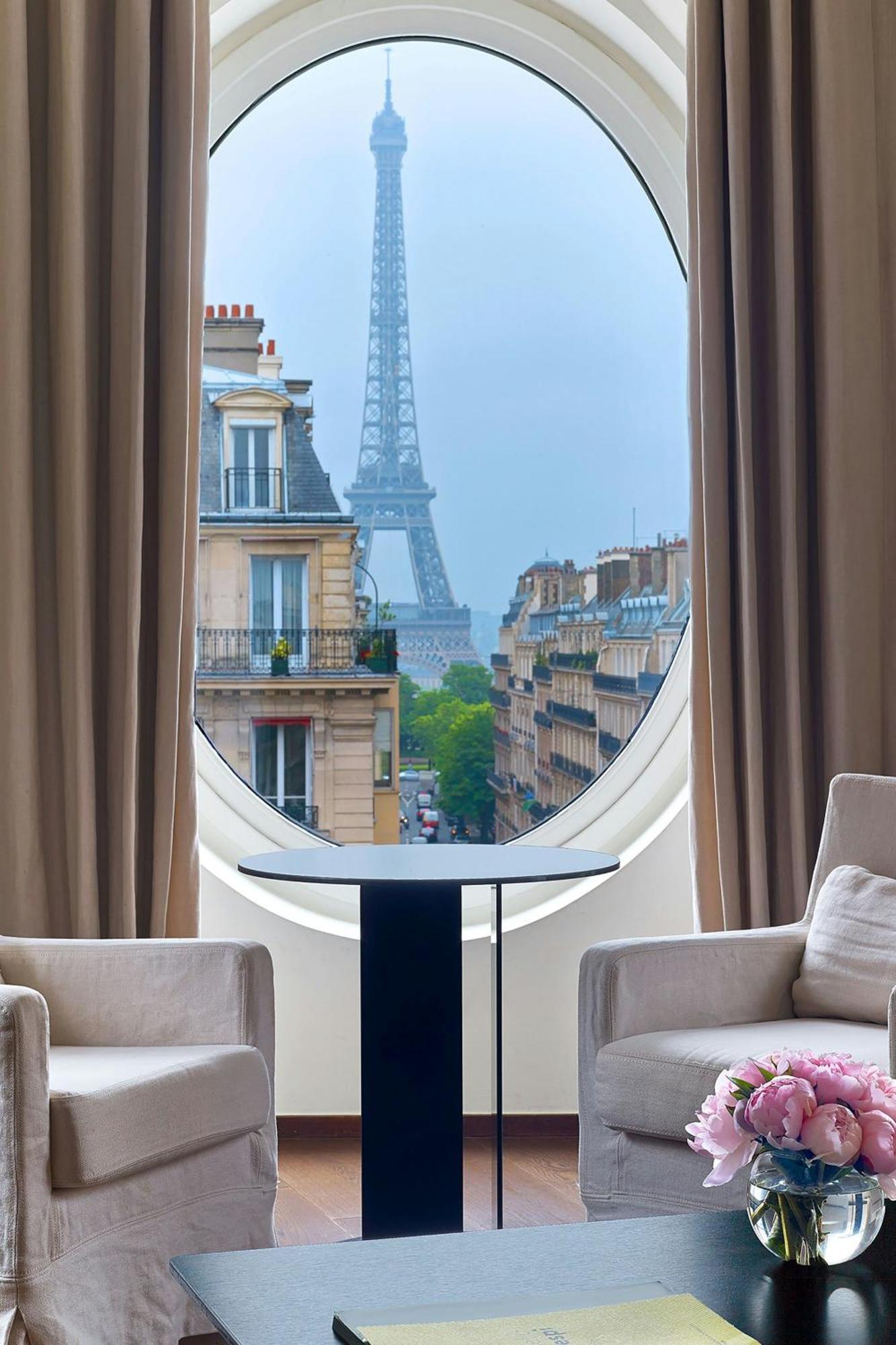 Eiffel Suite Suite 1 King Eiffel Tower view