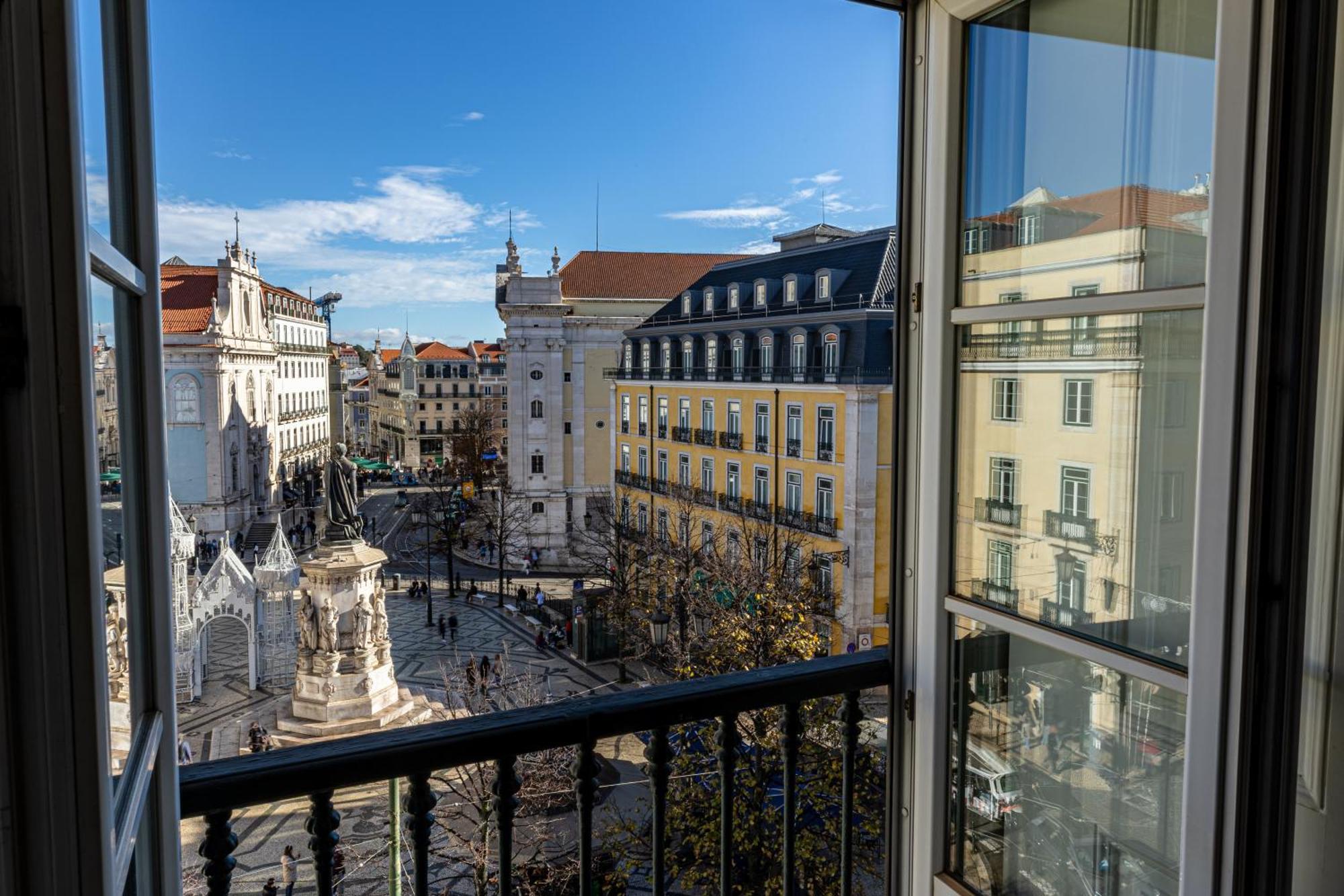 Deluxe Suite Square View