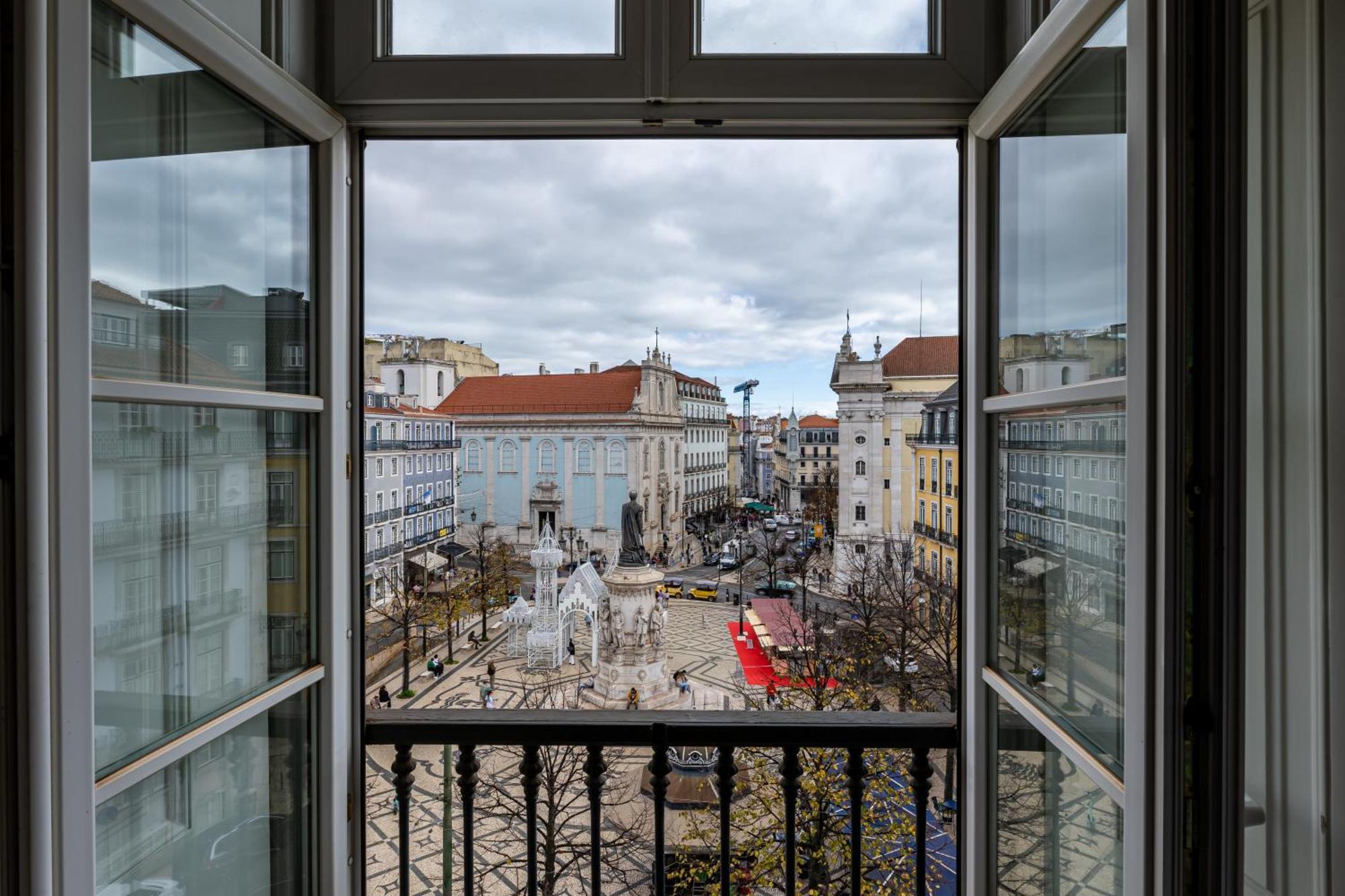 Deluxe Suite Square View