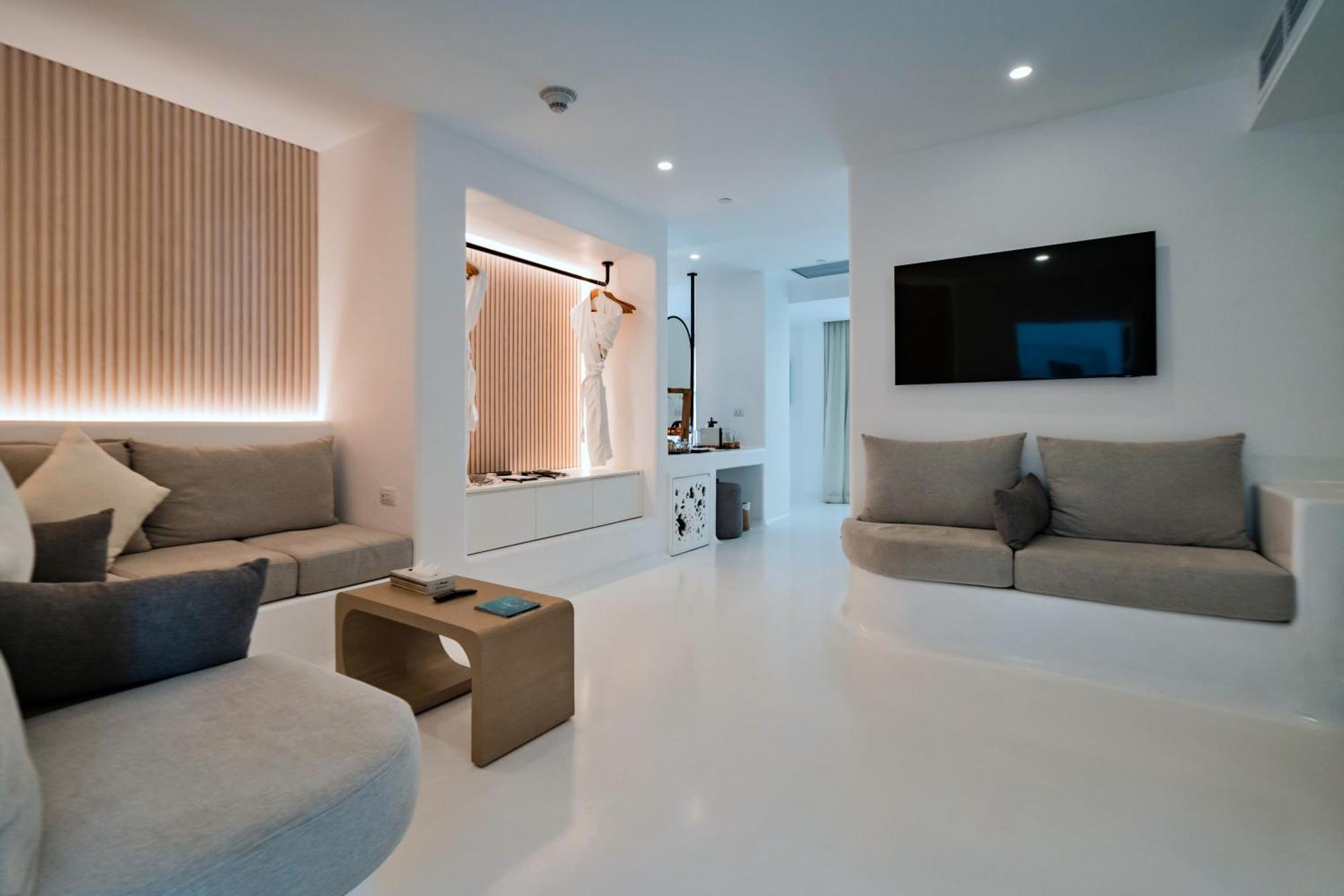 The Party Never Ends Jacuzzi Suite