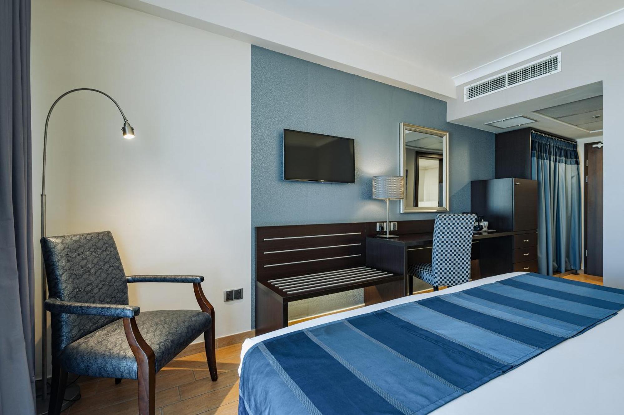 Double or Twin Room Partial Sea View