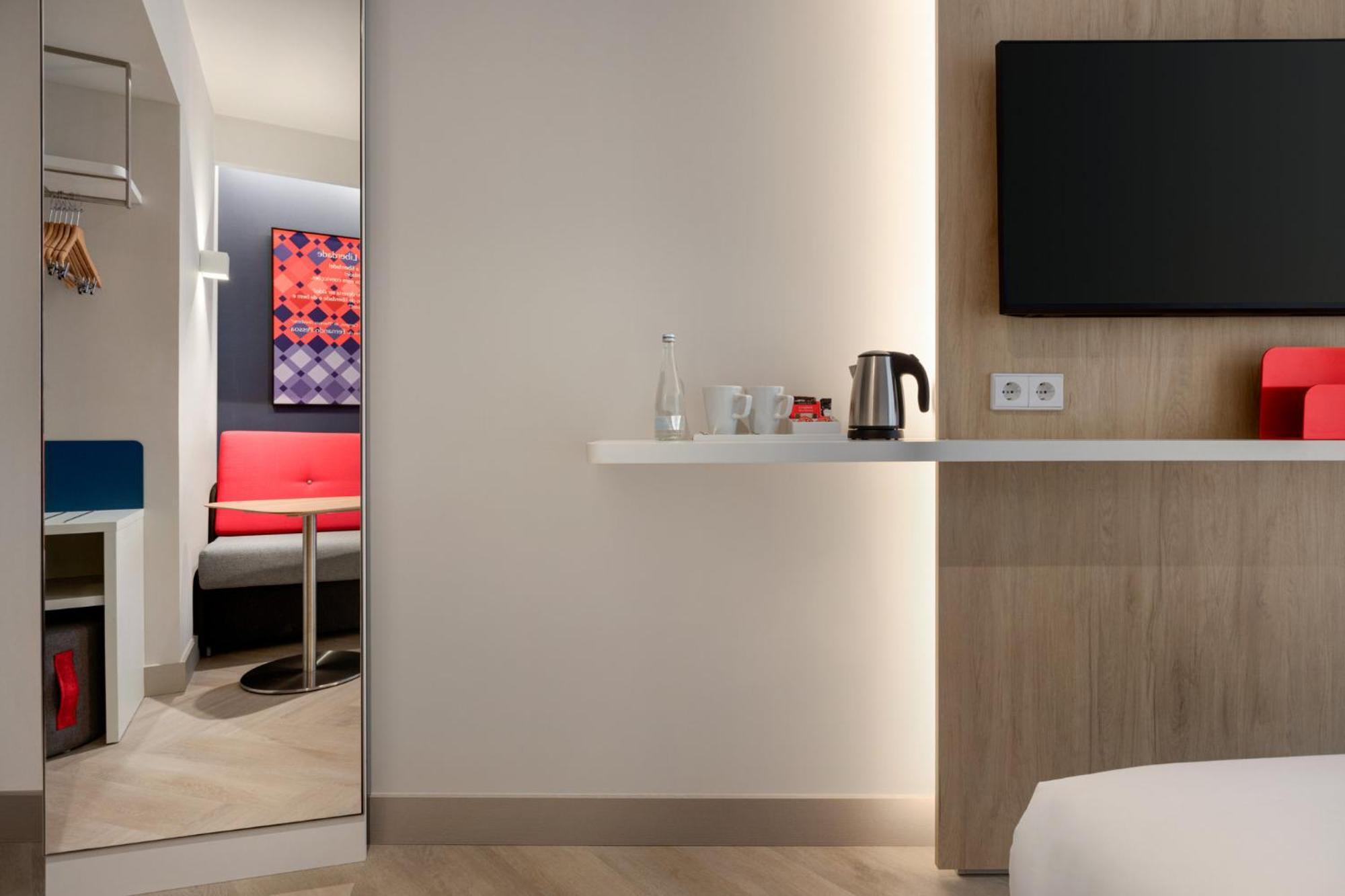 Standard Queen Room Single Sofa Bed