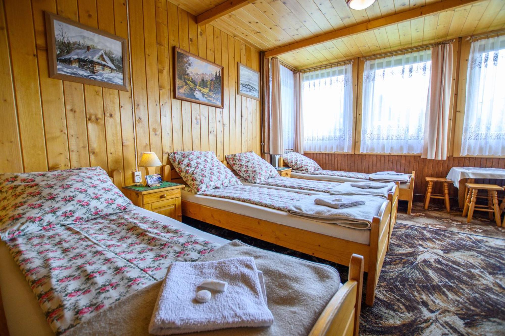 Pokój czteroosobowy z widokiem na góry